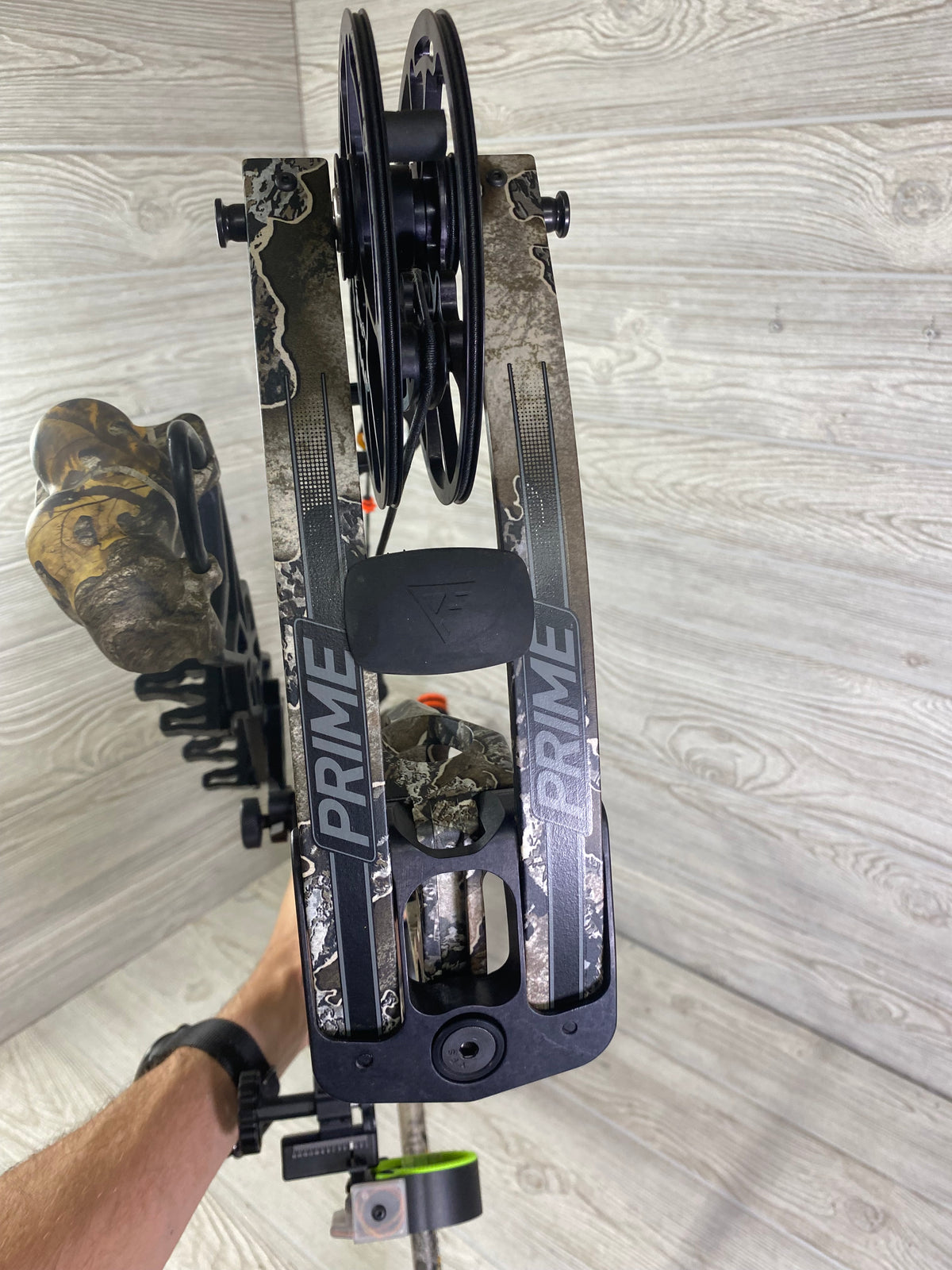 Prime Black 3 60-70# 25.5-31" Right Handed Realtree Escape Loaded