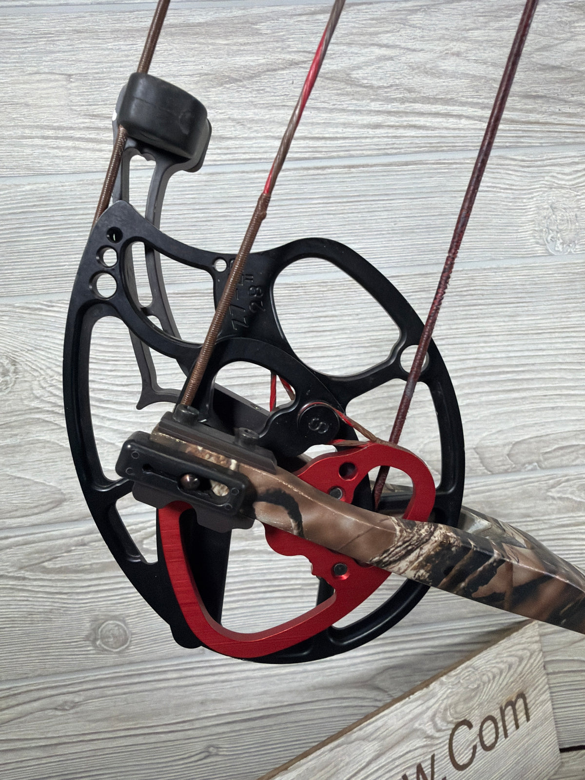 Used Mathews Z7 28" 70lb Right Hand Camo Bow pkg