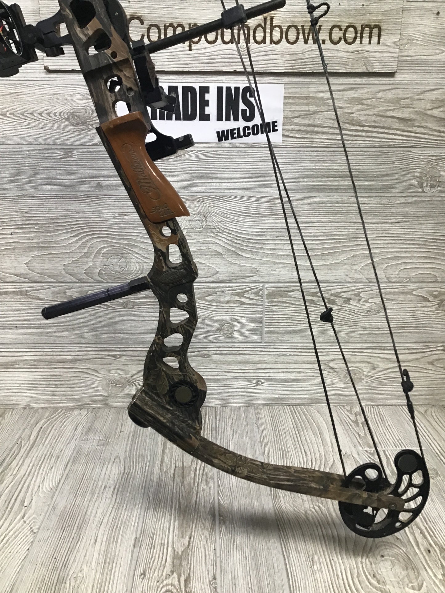 Used Mathews Q2 XL 28" 60lb Right Handed Bow PKG