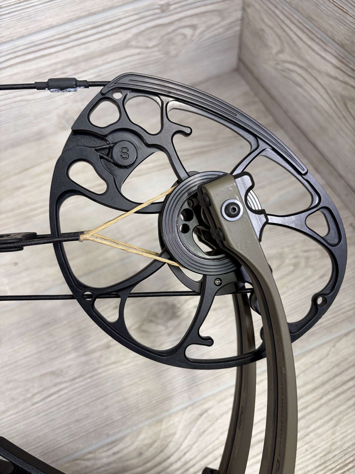 Mathews Phase 4 33 Black riser/Ambush limbs 31.5" 70lb Right Hand