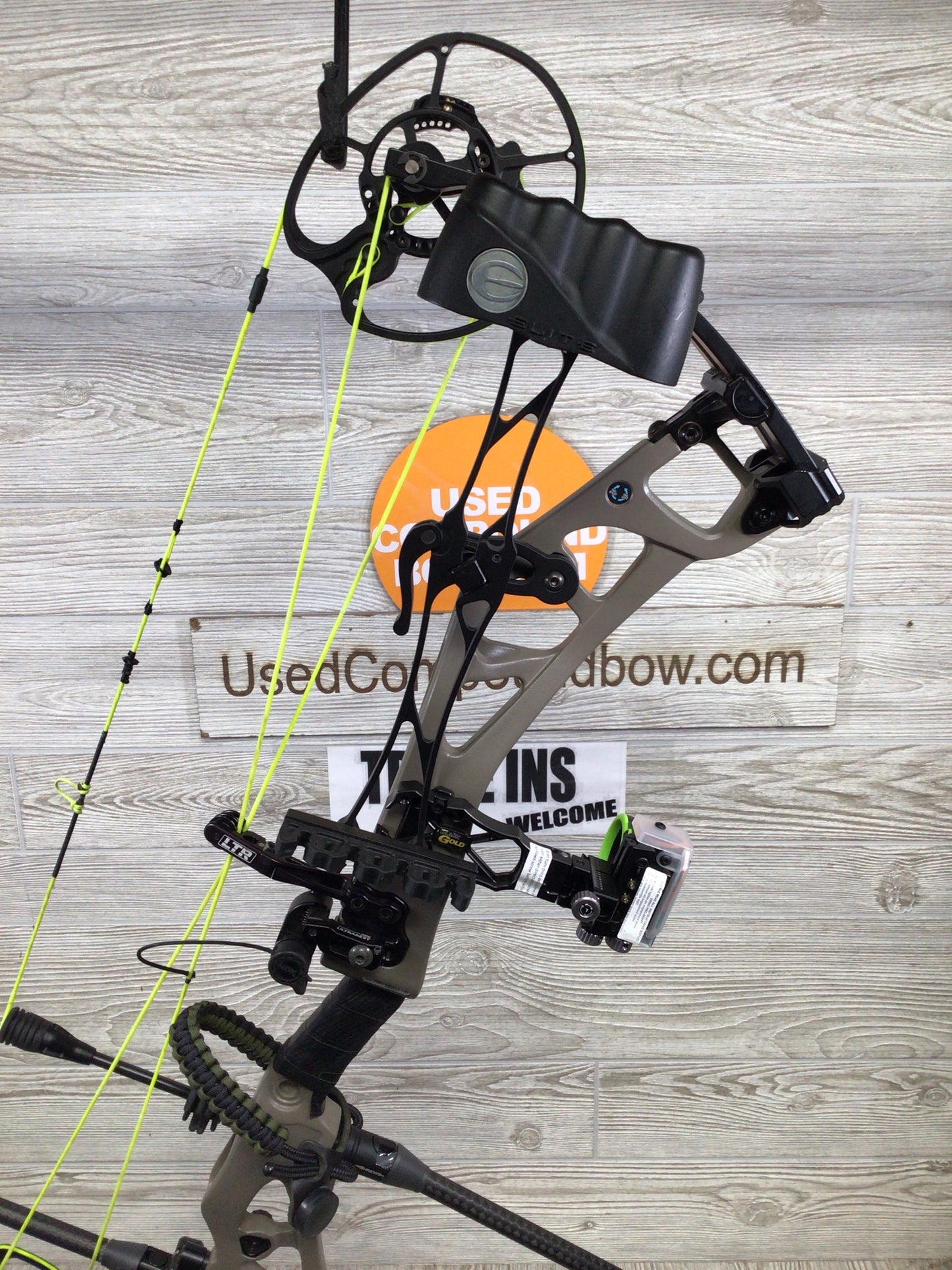 Use Elite Carbon Era Right Handed 65lb Sienna Brown Bow Package