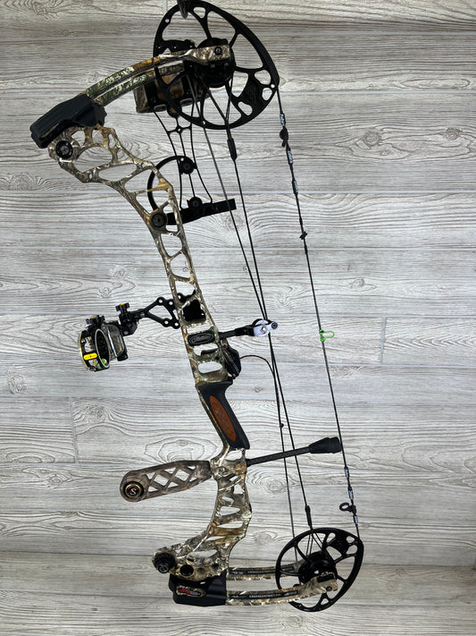 Used Mathews Vertix 30.5" 70lb RH Realtree Edge Bow Pkg
