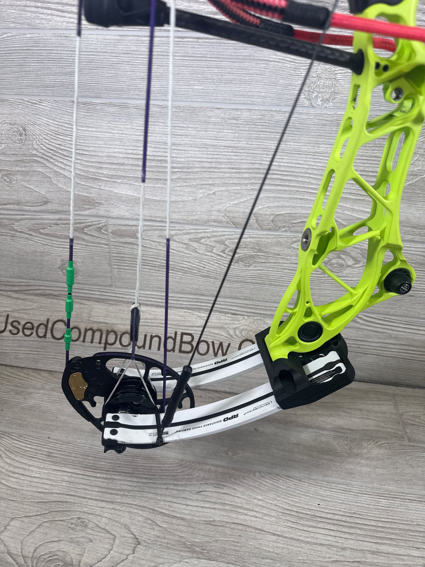 Mathews Title 38 GEN 1 Right Handed Electric Green White limbs