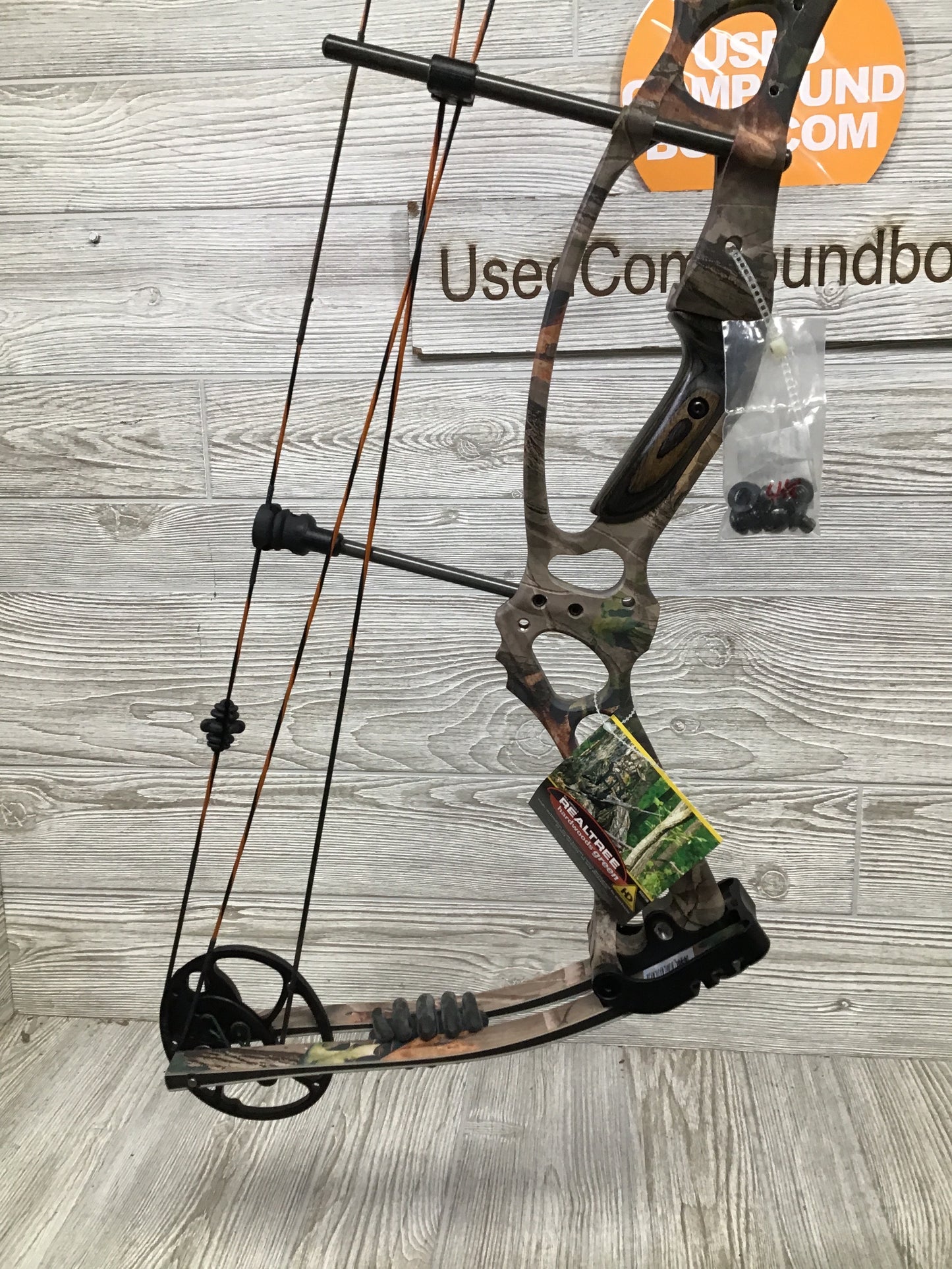 Brand new Un-shot Hoyt Vectrix RIght Handed 29/70# W/ Original Box