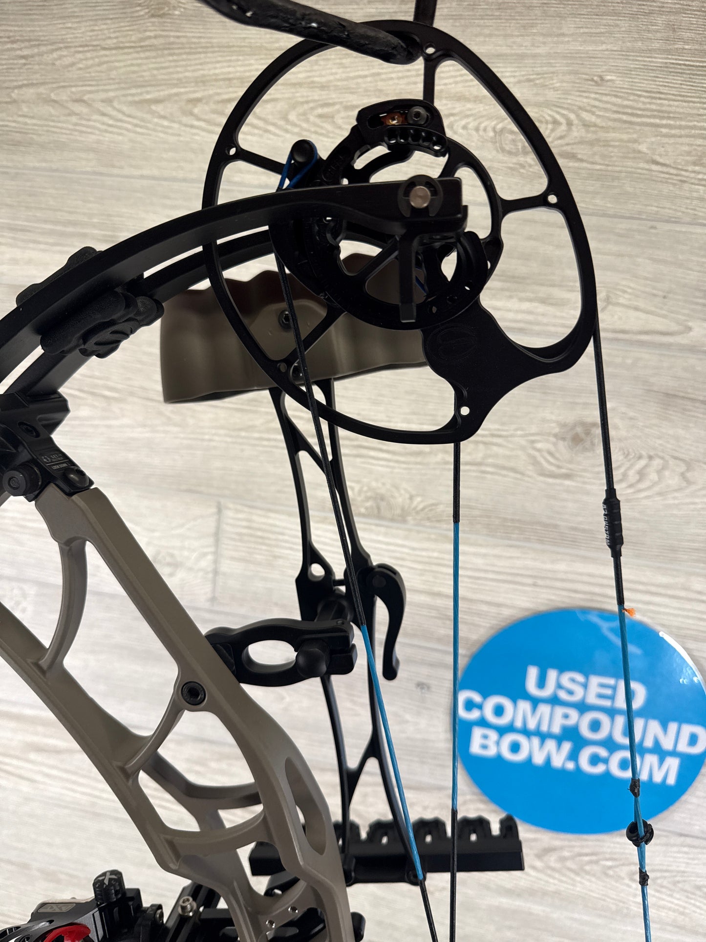 Used Elite Omnia Right Hand 70lb sienna, brown package