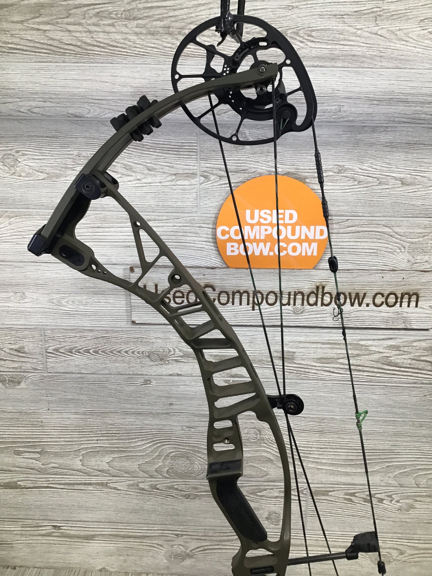 Used Hoyt Ventum 33 Wilderness Right Handed 70#