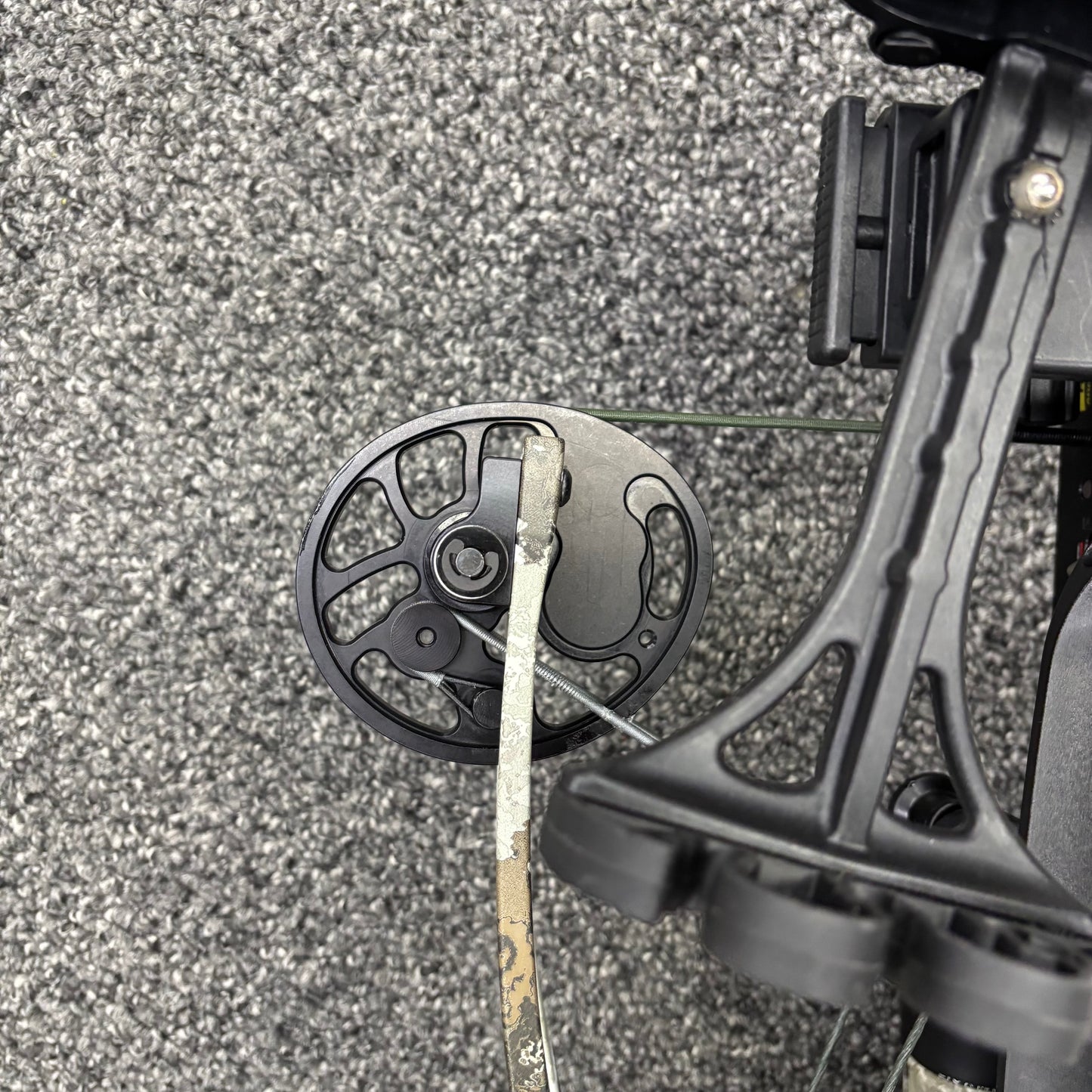 Used Tenpoint Flatline 460 Crossbow Package with Halo Soft Case and Axis Tripod