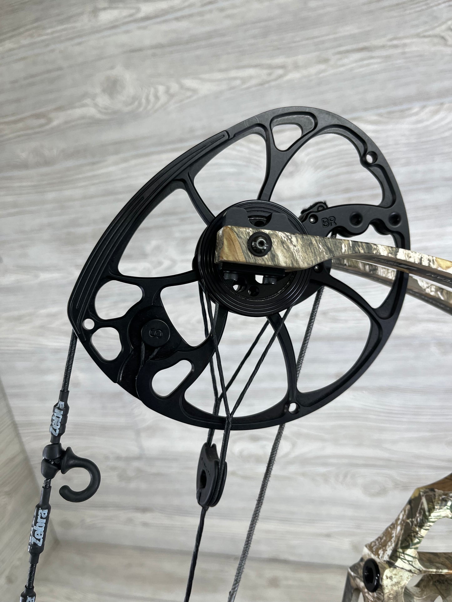 Used Mathews Vertix 30.5" 70lb RH Realtree Edge Bow Pkg