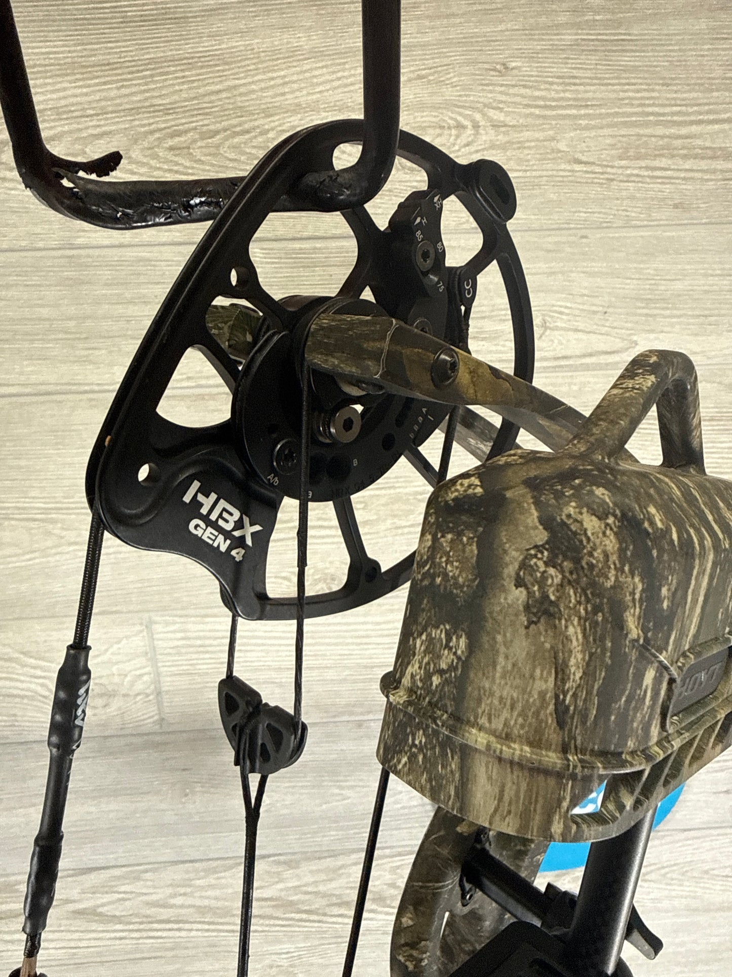 Hoyt RX-9 Ultra-Right Handed 60-70# Realtree APX package