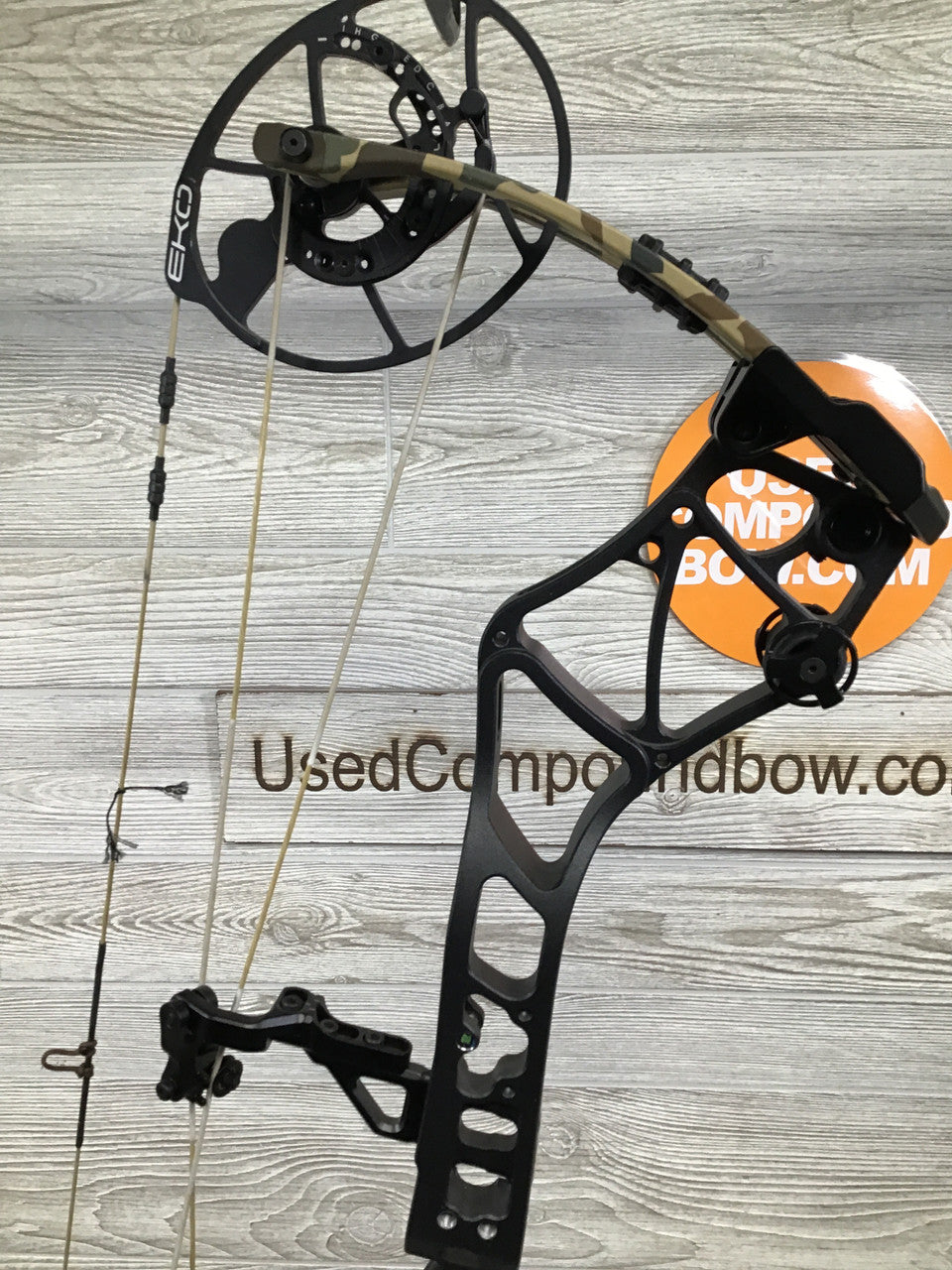 Bear Execute 32 RH 70lb Black Riser/Throwback Limbs Bow