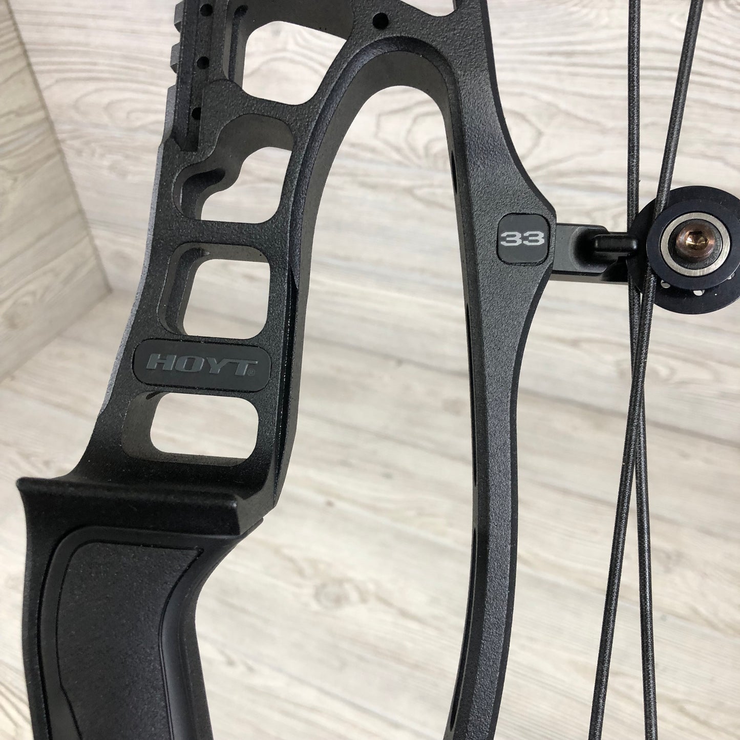 Used Hoyt Alpha X 33 Black 60-70# 26-31" Right Handed