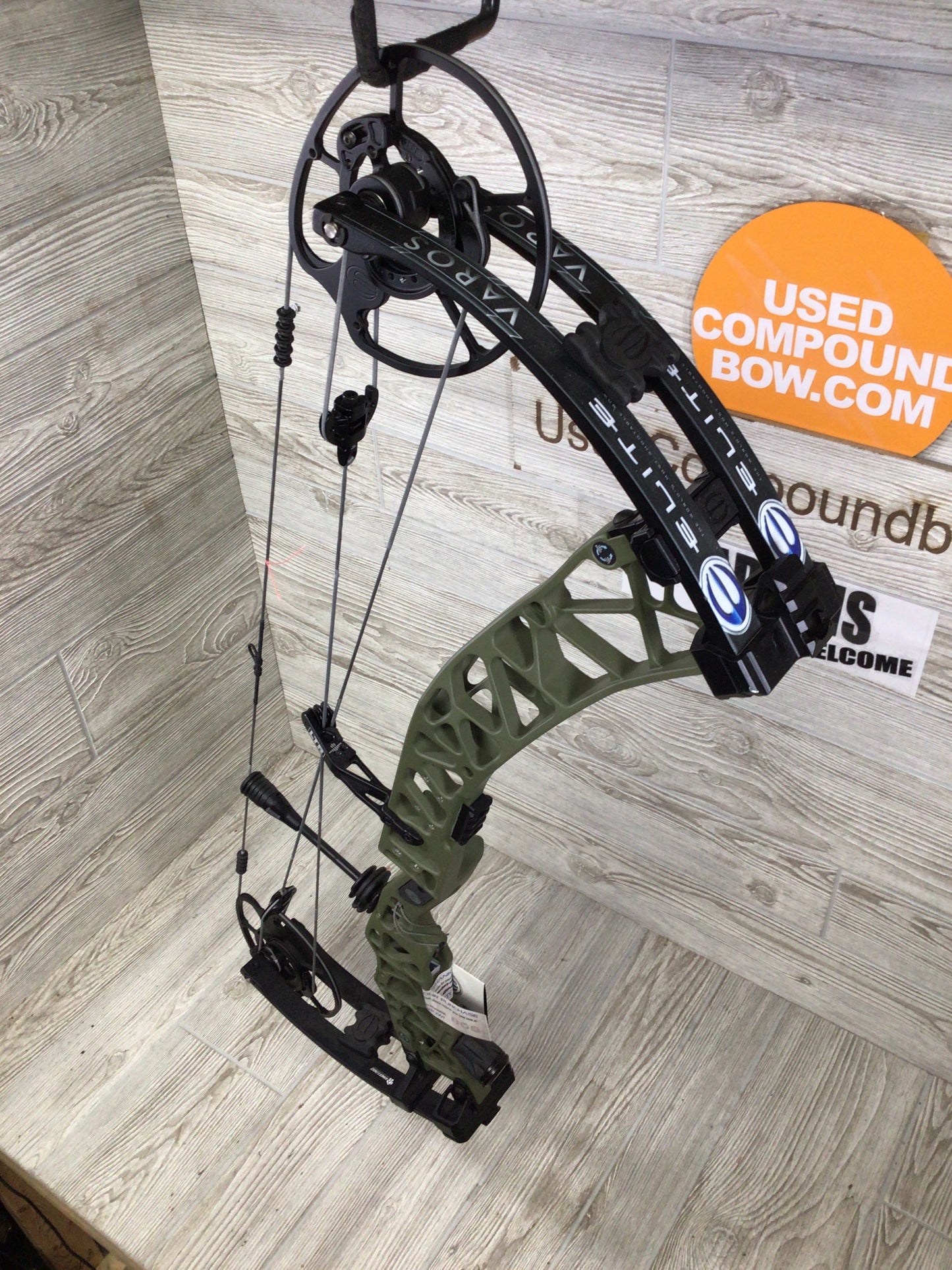 Elite Varos Right Handed 60-70# 25.5-31" OD Green
