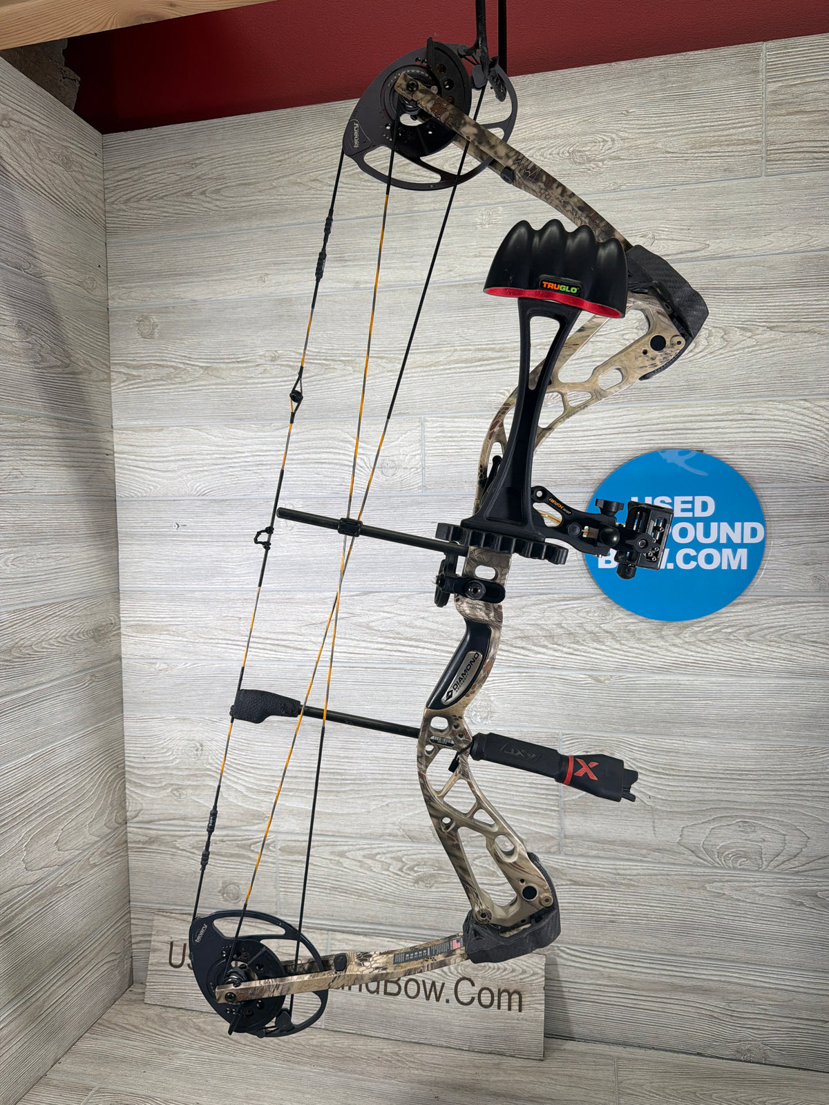 Used Diamond Edge 320 28" 70lb Veil Camo Right Hand Bow Pkg