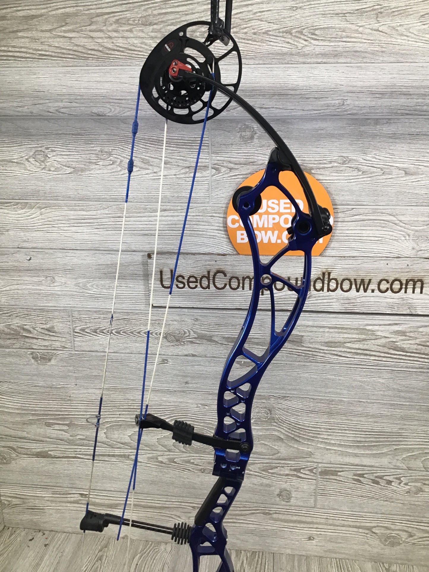 Used Bowtech Reckoning 38 Right Hand Blue Target bow