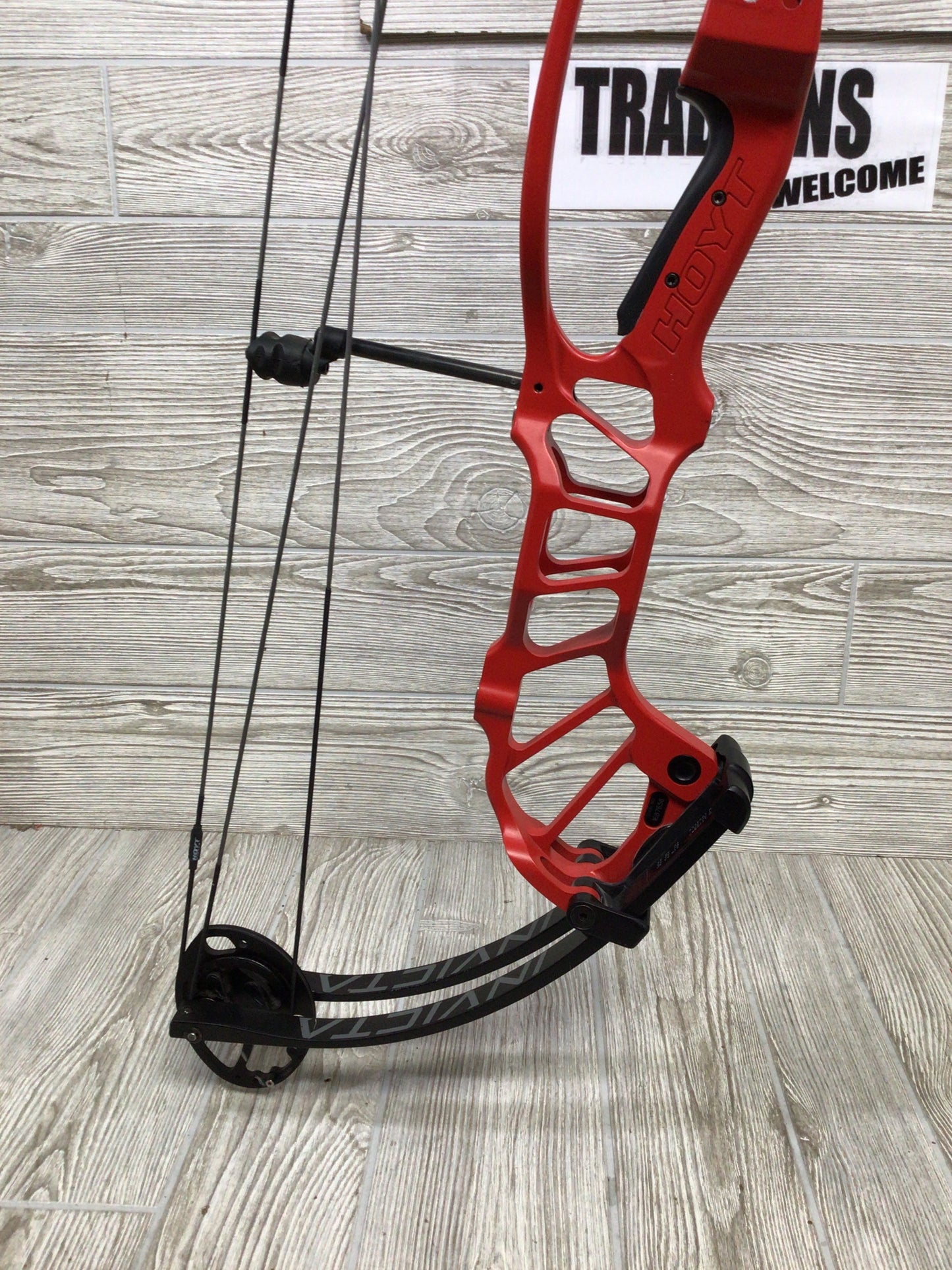 Used Hoyt Invicta 40 SVX cam 50-60# Right Handed 30"-31" Red
