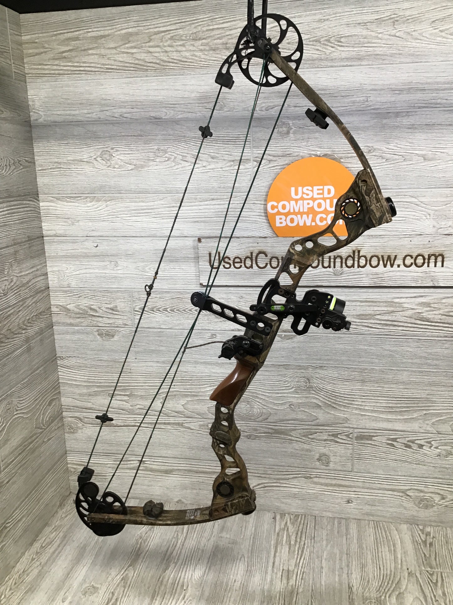 Used Mathews Legacy Right Handed 29" 70lb Package