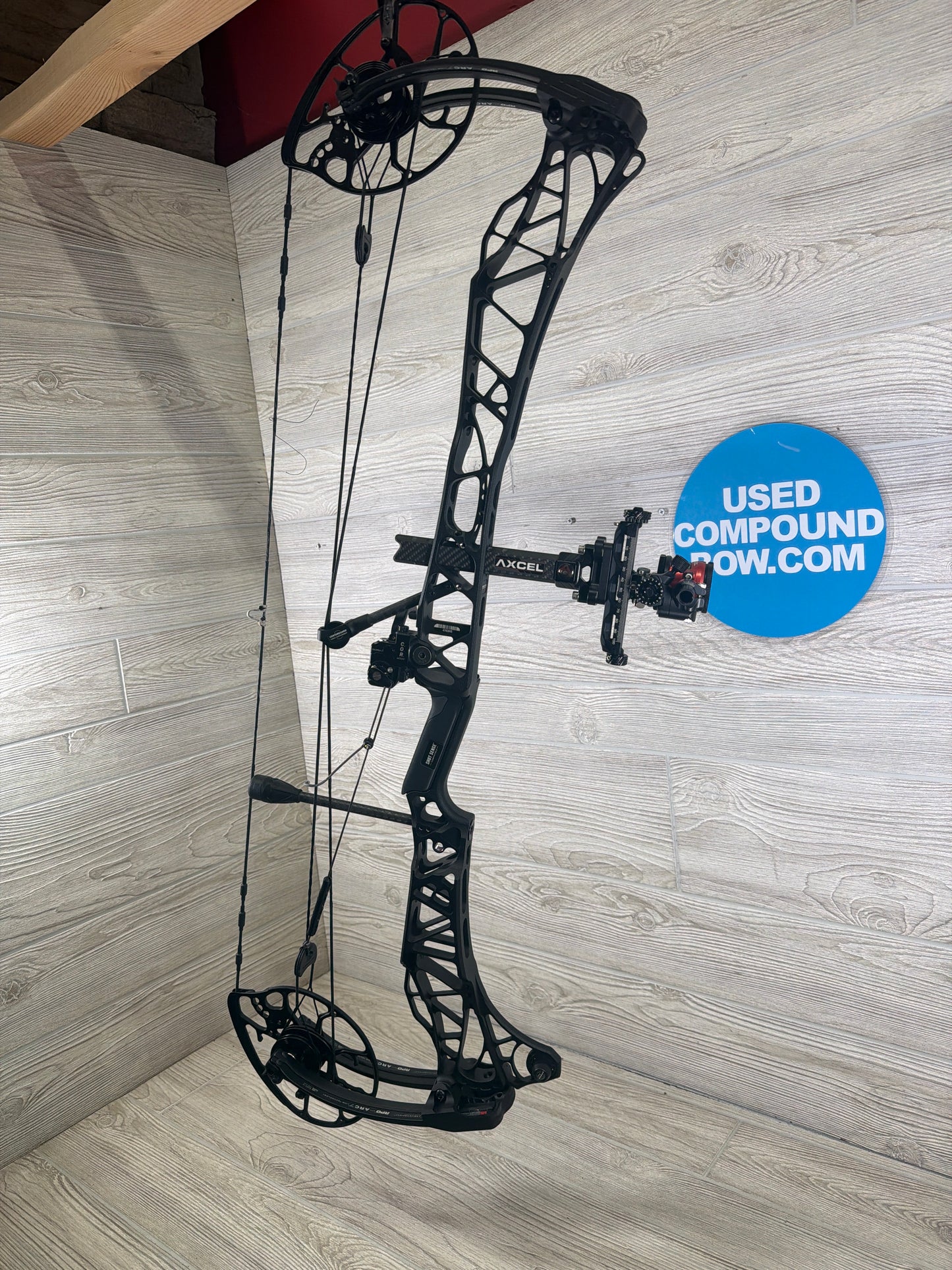 Used Mathews LIFT X 33 80lb 30" Right Hand Black Bow Package (Axcel Achieve XP sight/Hamskea Epsilon Rest)