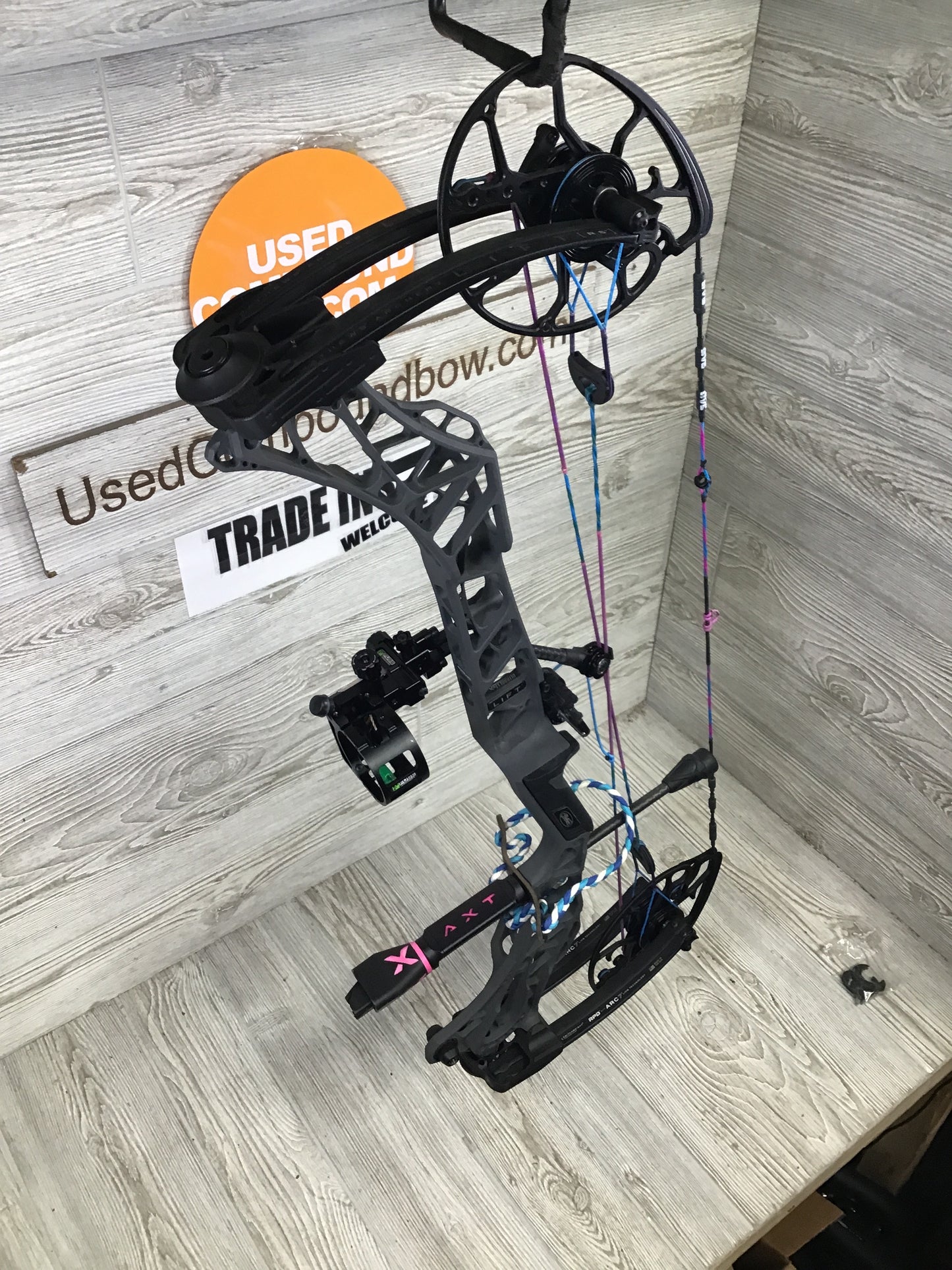 Used Mathews Lift RS Right Handed Shale Riser/ Black limbs Lightweight Limb Package