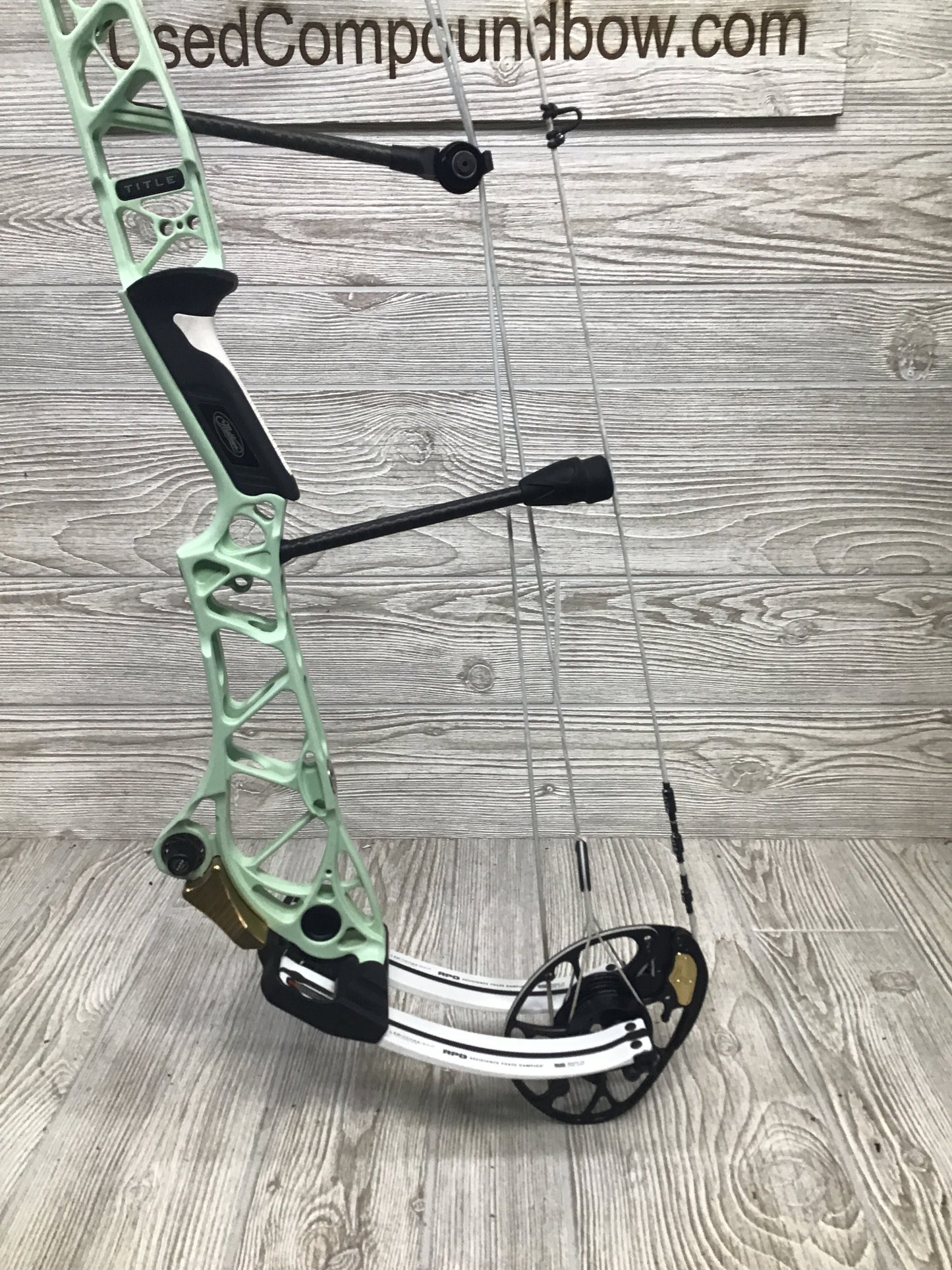Used Mathews Title 38 (Gen 2) Mint White limbs Right Handed Target bow