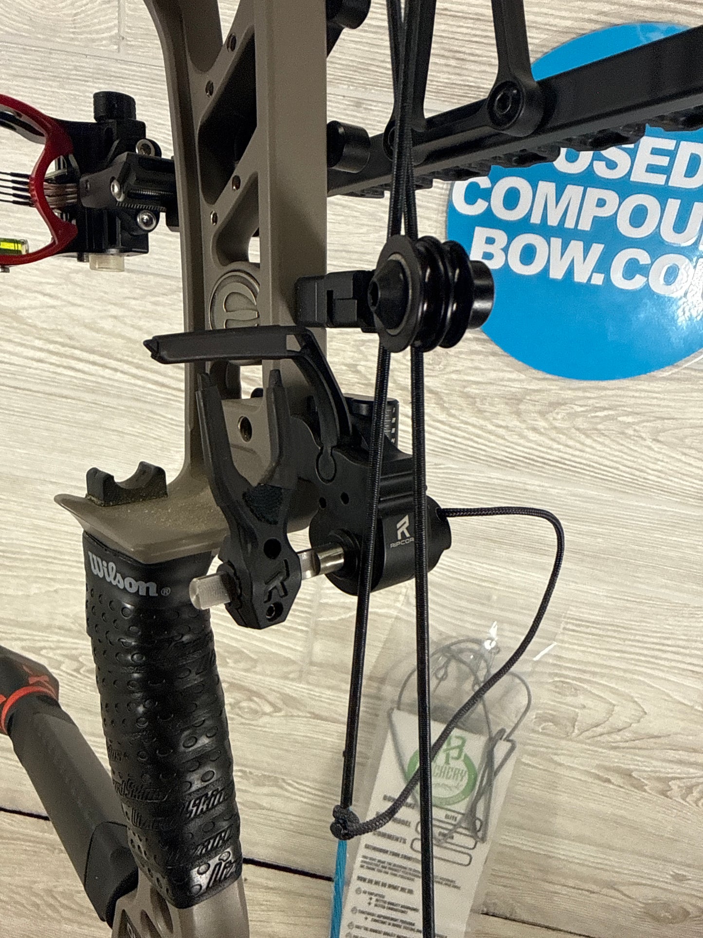 Used Elite Omnia Right Hand 70lb sienna, brown package