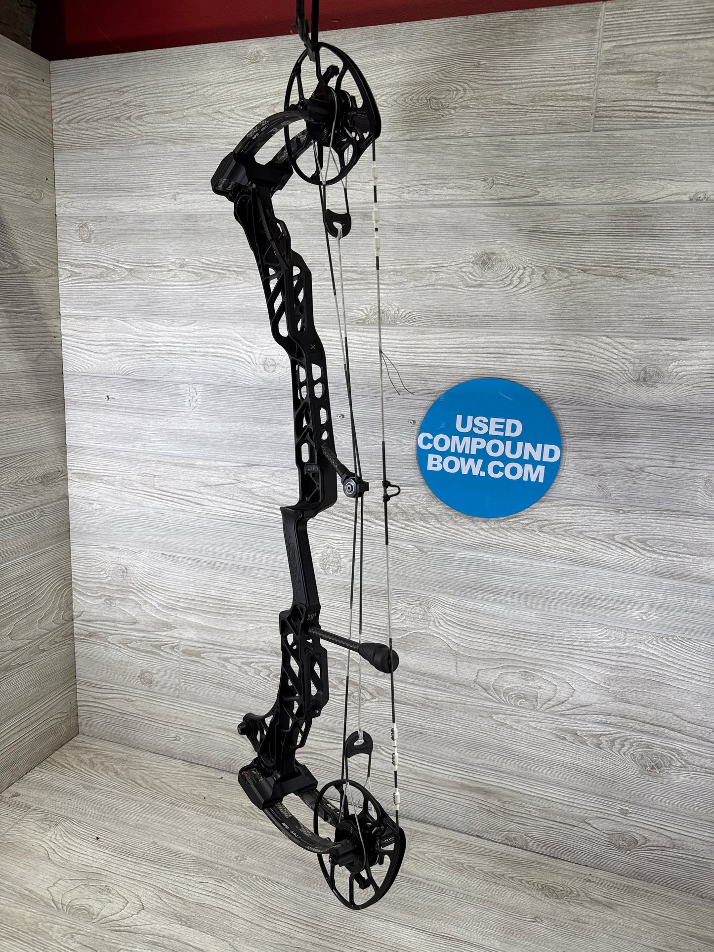 Used Mathews LIFT X 29.5 Black Riser with KUIU Limbs RH Bow