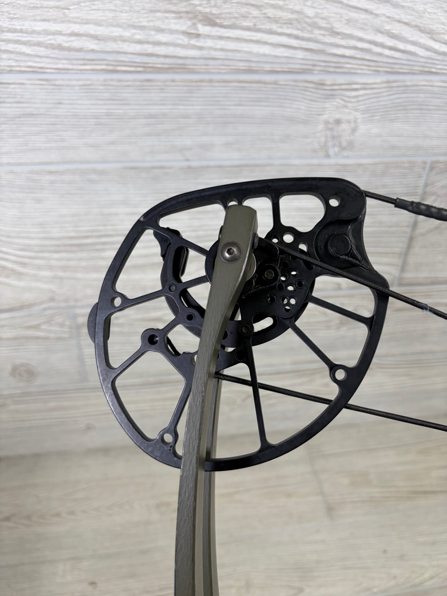 Hoyt RX-8 RH Wilderness 70lbs 25-28"
