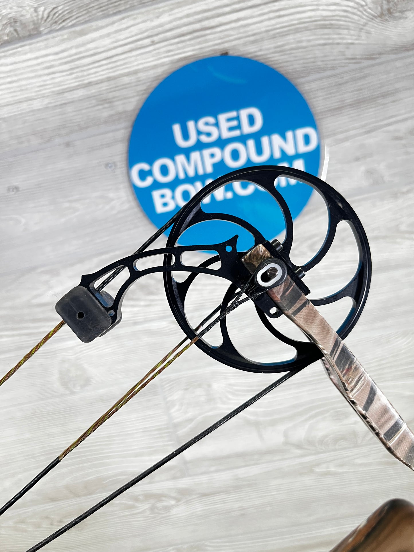 Used Mathews Heli-m rh lost camo 70# 28" with quiver