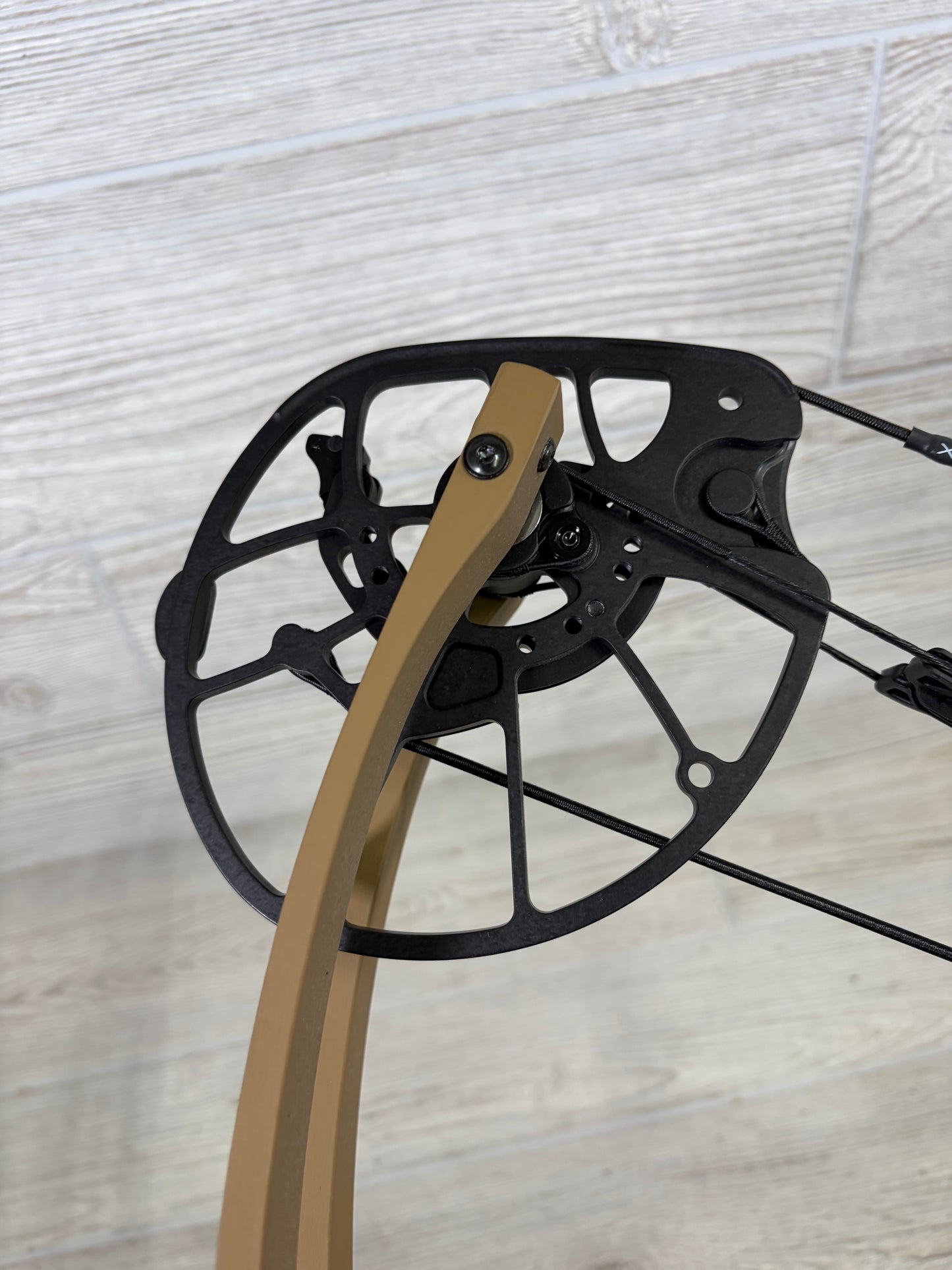 Hoyt RX-9 Left Handed 60-70# Bourbon with Accessories