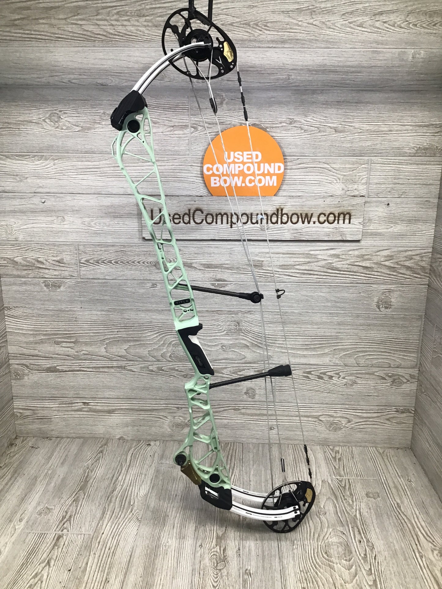 Used Mathews Title 38 (Gen 2) Mint White limbs Right Handed Target bow