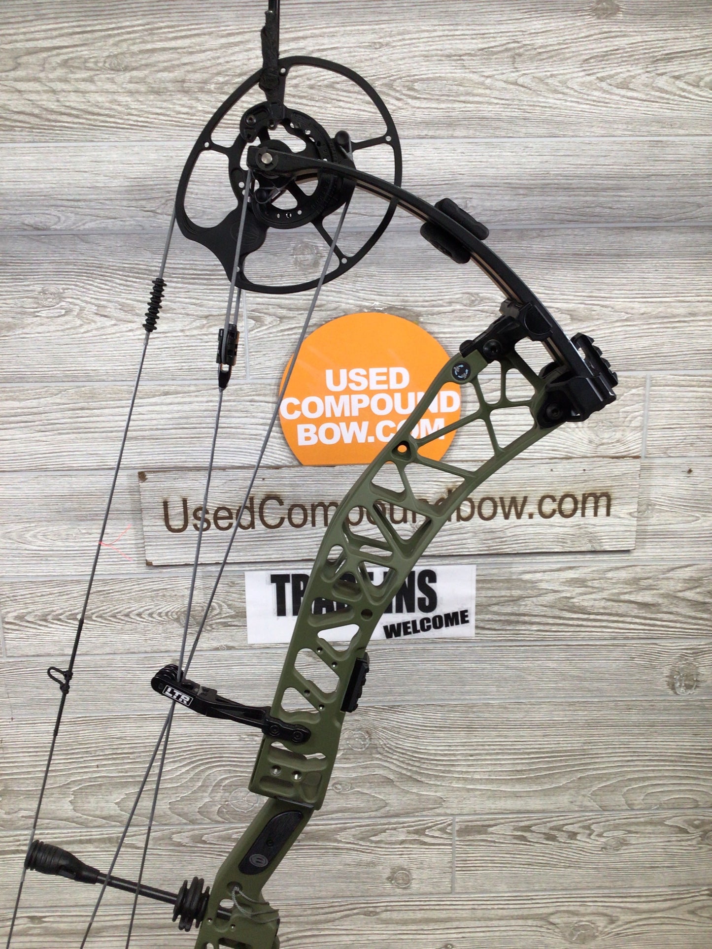 Elite Varos Right Handed 60-70# 25.5-31" OD Green