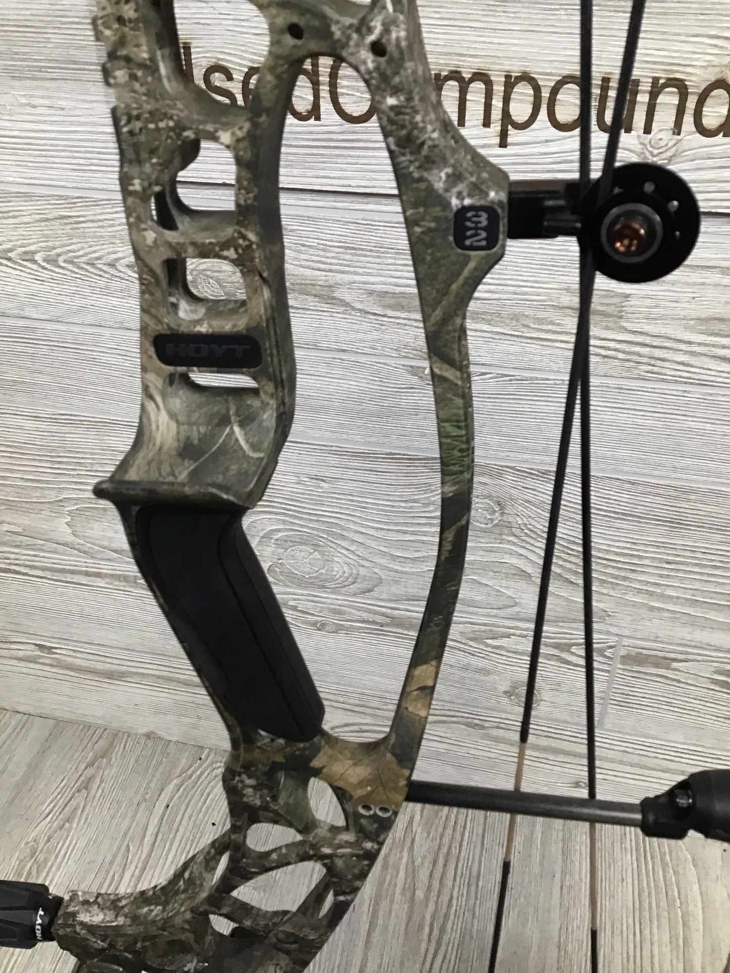 Used Hoyt Alpha AX-2 32 RH Realtree APX 70