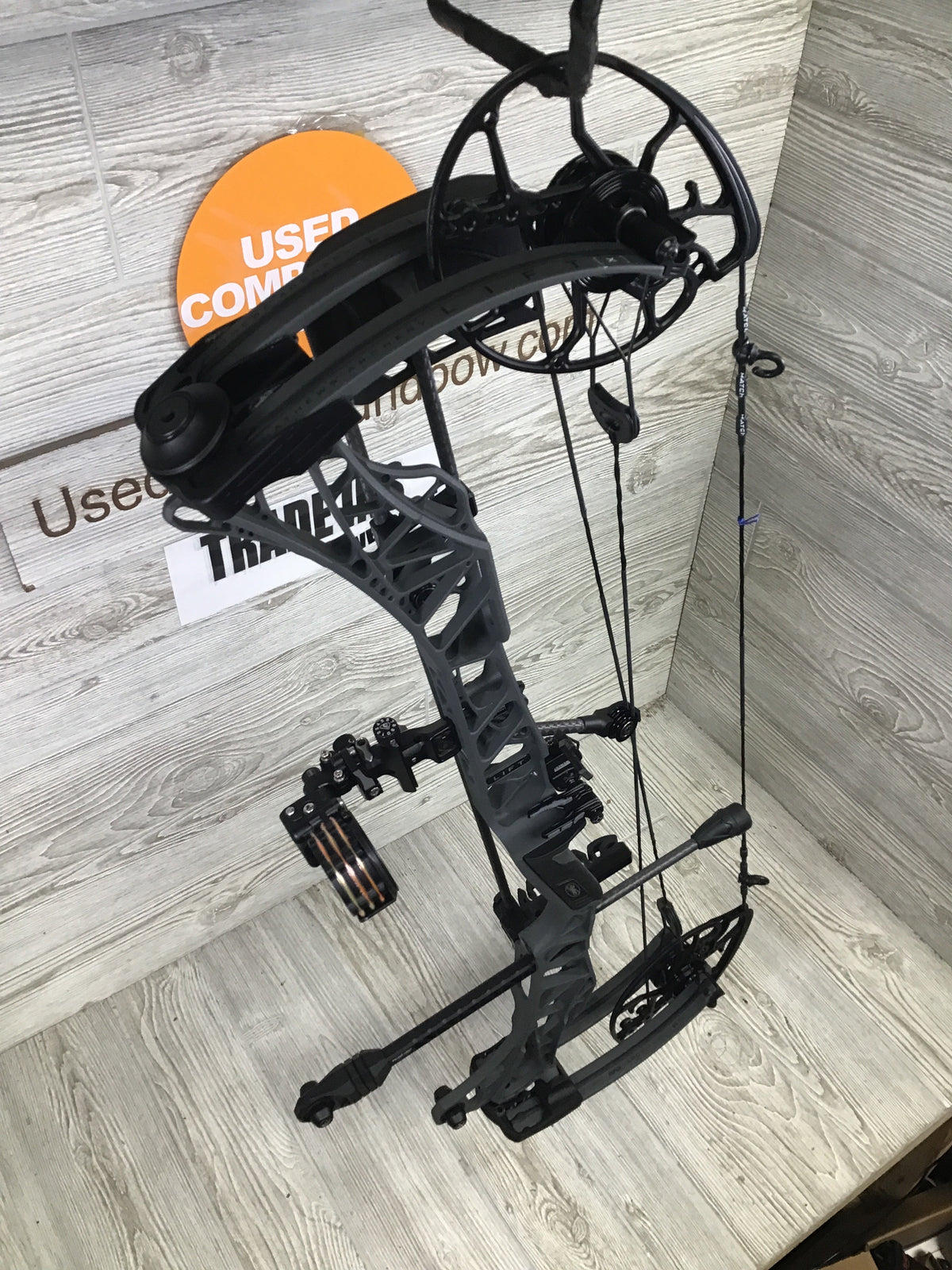 Used Mathews Lift X 29.5 Right Hand Shale 28.5/70 Loaded Pkg