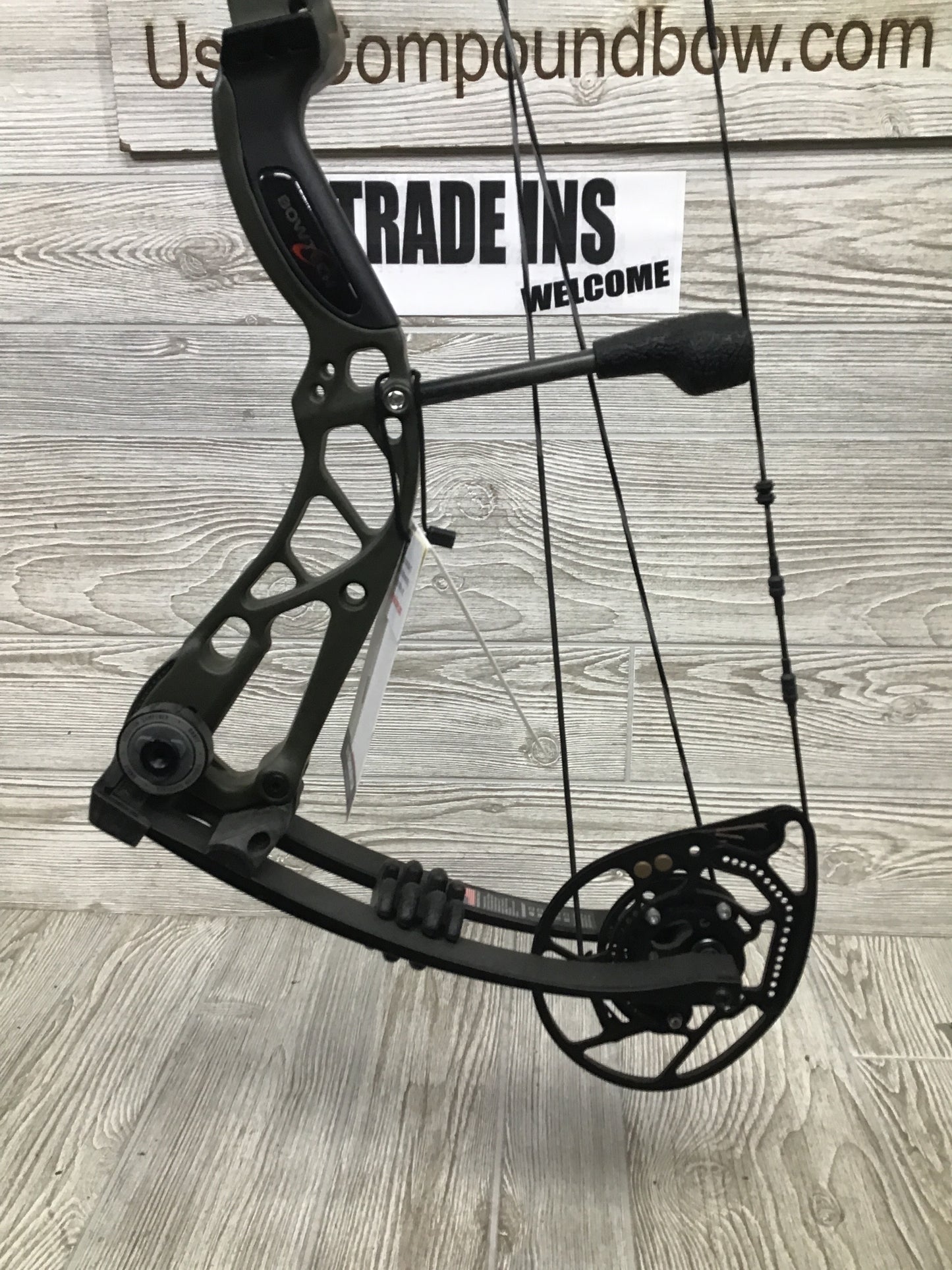 Bowtech Amplify Right Handed 21"-30" 8-70# OD Green