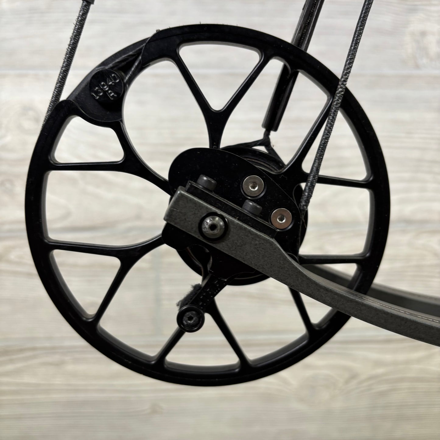 Used Mathews No Cam HTX 26"/70# Right Handed Package