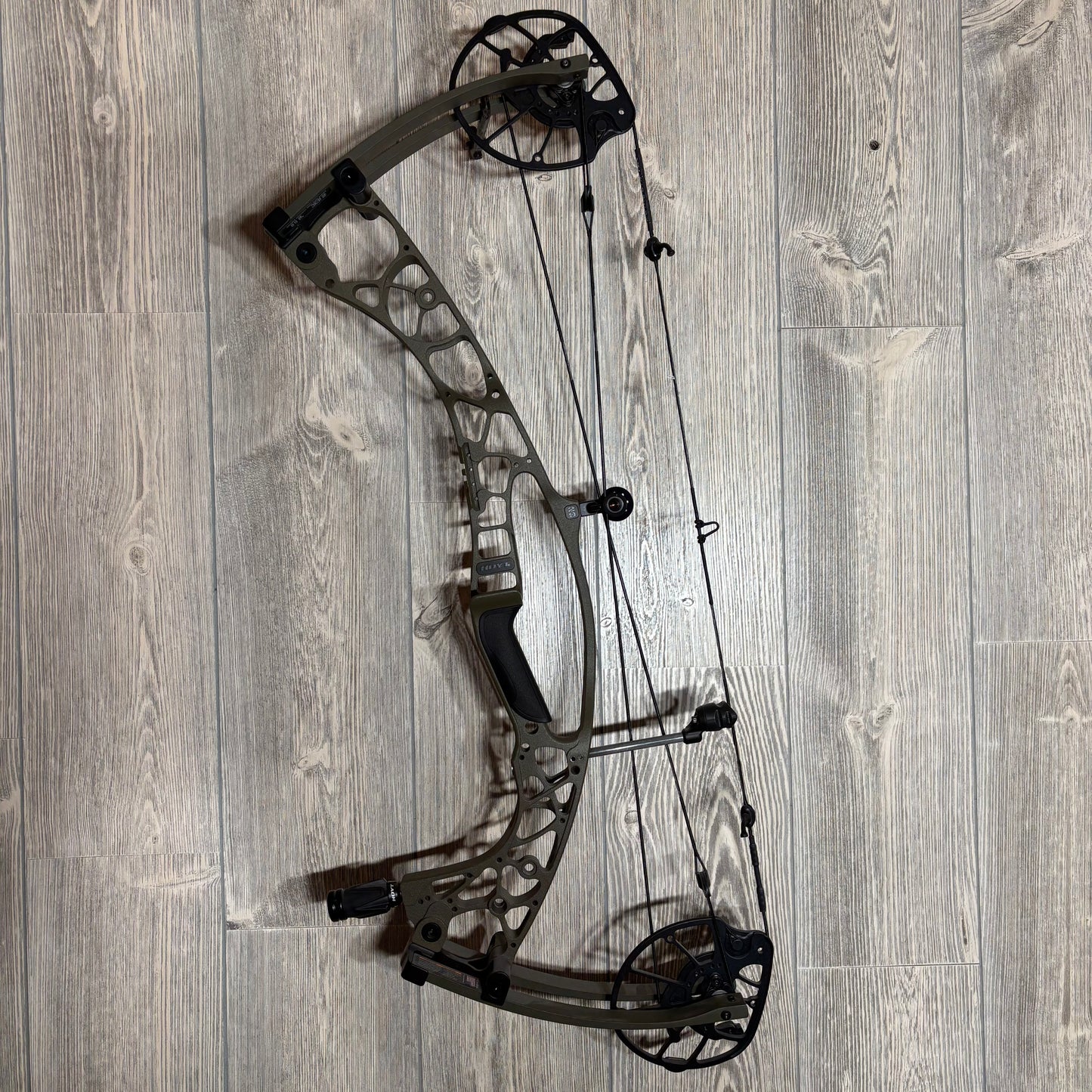 Used Hoyt Alpha AX-2 29 RH Wilderness 60lbs