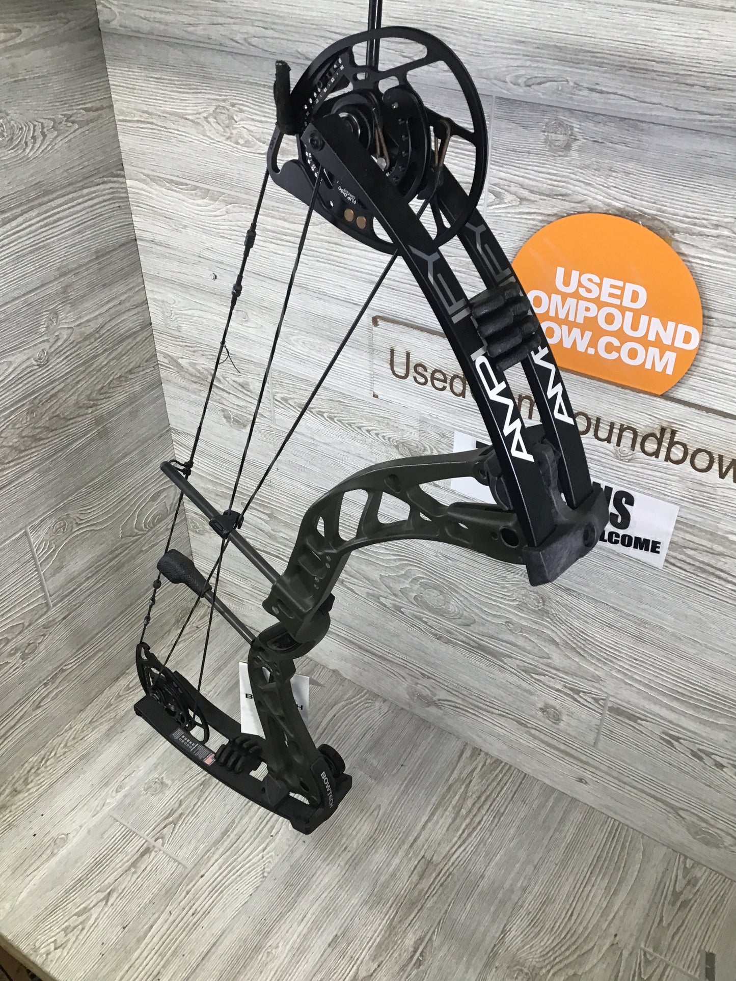 Bowtech Amplify Right Handed 21"-30" 8-70# OD Green