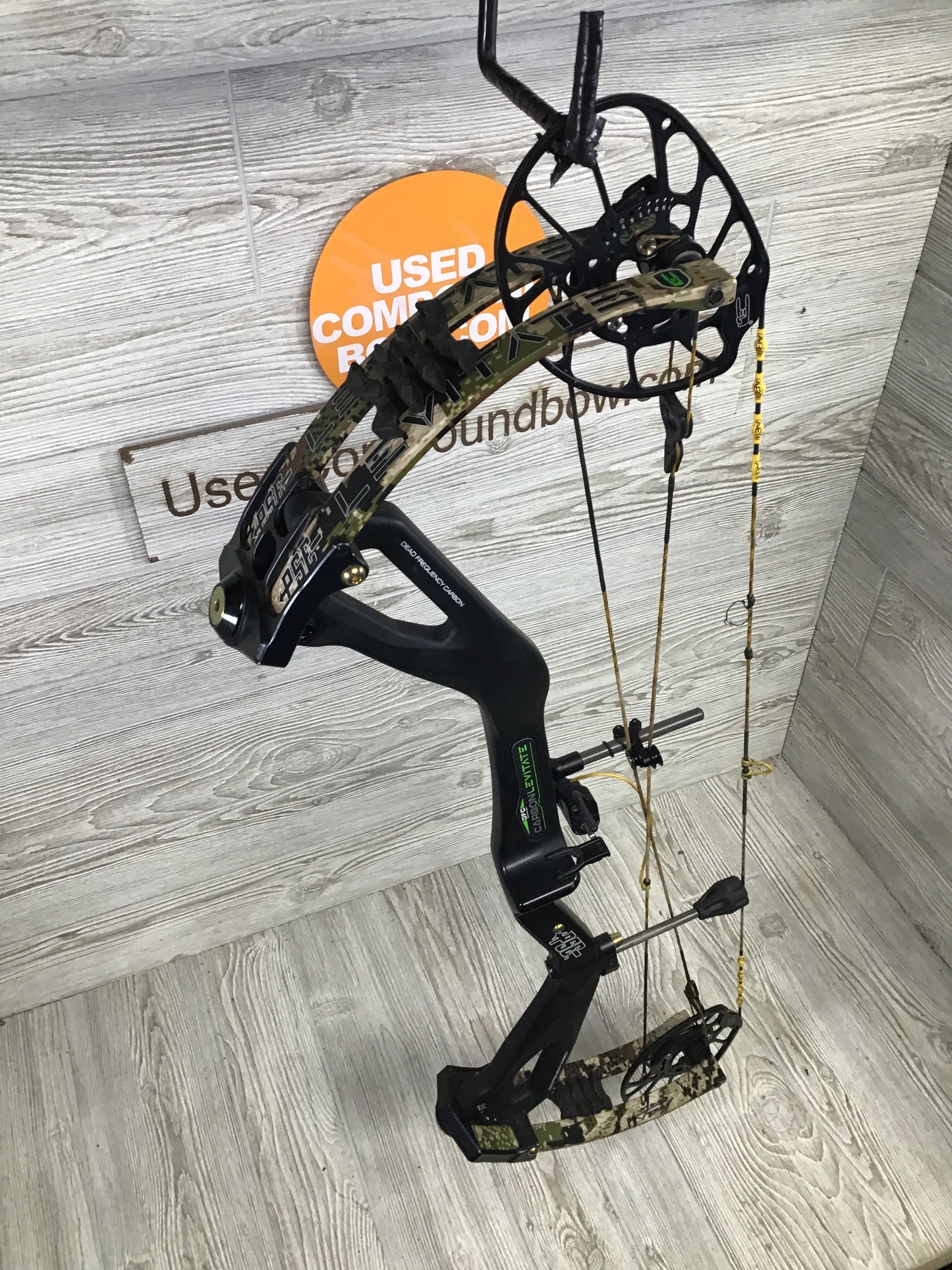 PSE Carbon Levitate Right Hand E2 Cam Black Riser/Subalpine limbs 60-70#