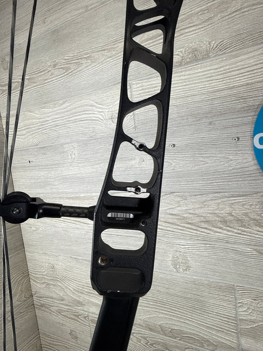 Used Mathews Halon 32 6 Black Riser Elevated II Limbs 30in 70#