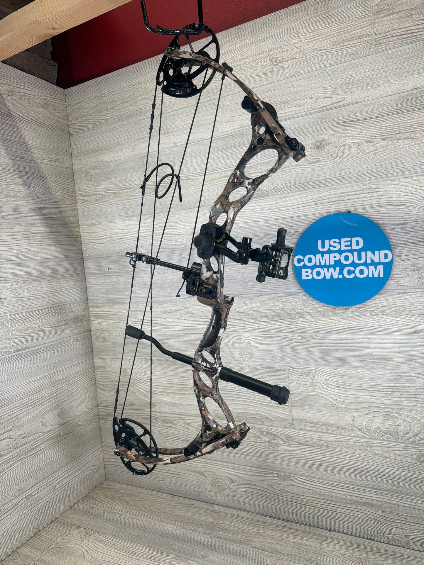 Used Strother Wrath SHO 28" 70lb Right Hand Camo Bow Pkg