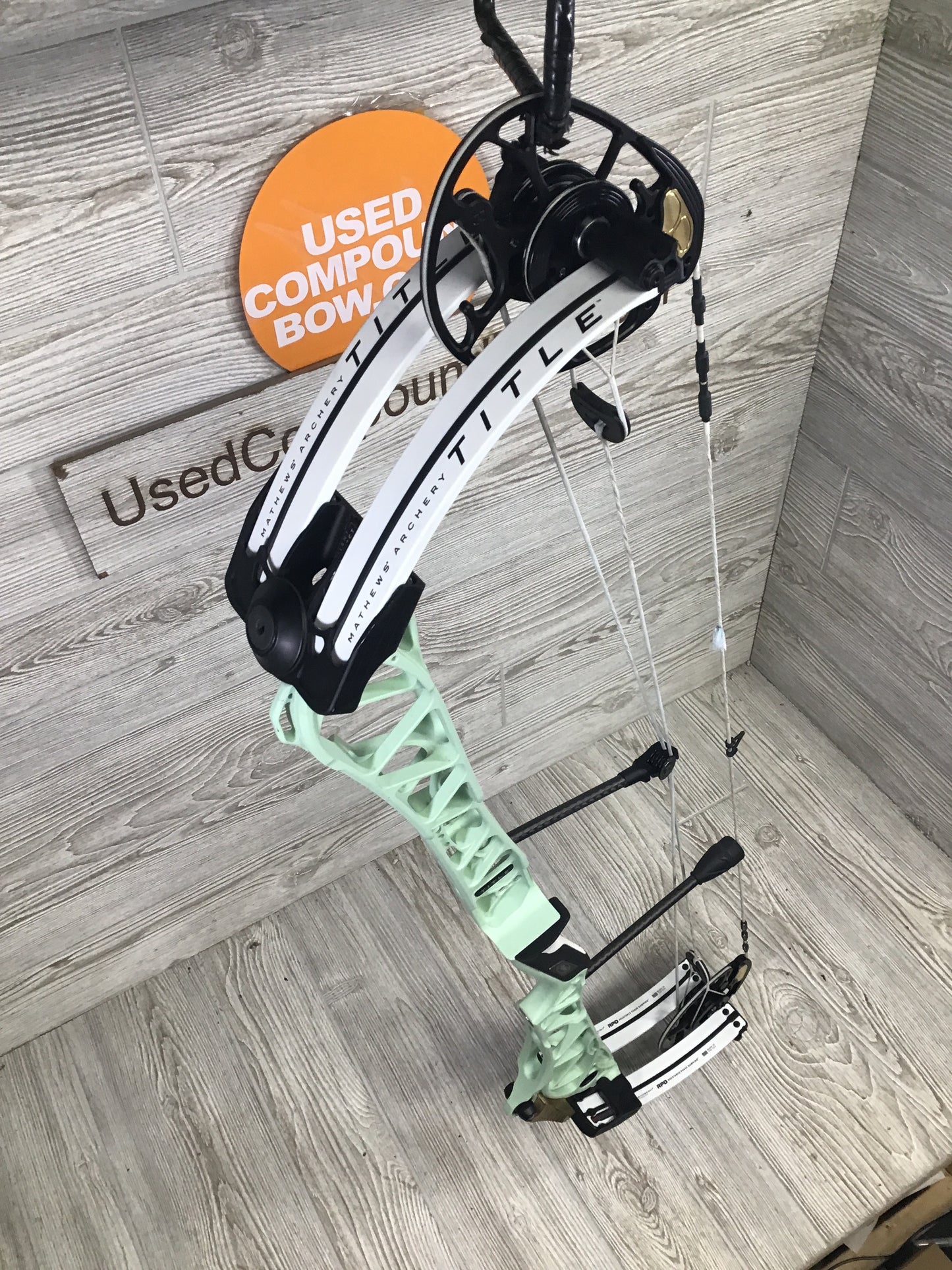 Used Mathews Title 38 (Gen 2) Mint White limbs Right Handed Target bow