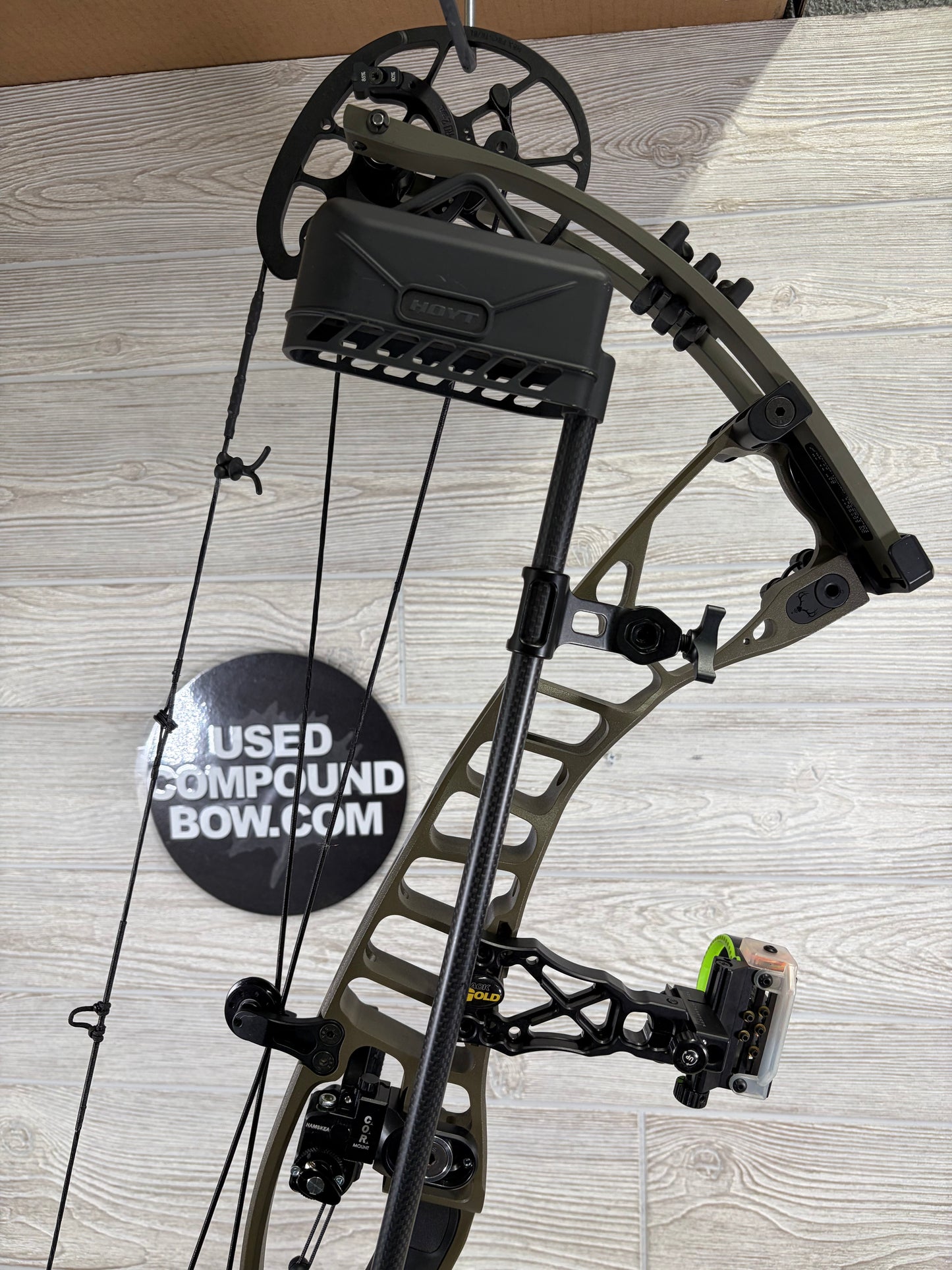 Hoyt VTM 34 Wilderness Right Hand 60-70lbs 26-29" Package