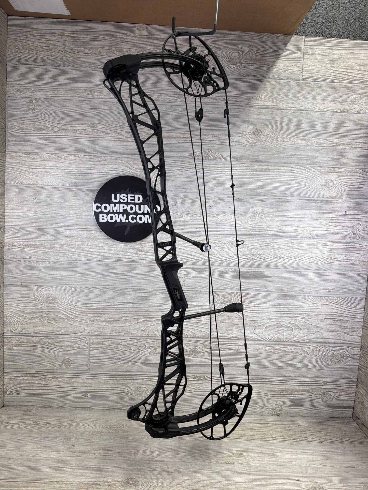 Used Mathews Lift X 33 RH Black Bow