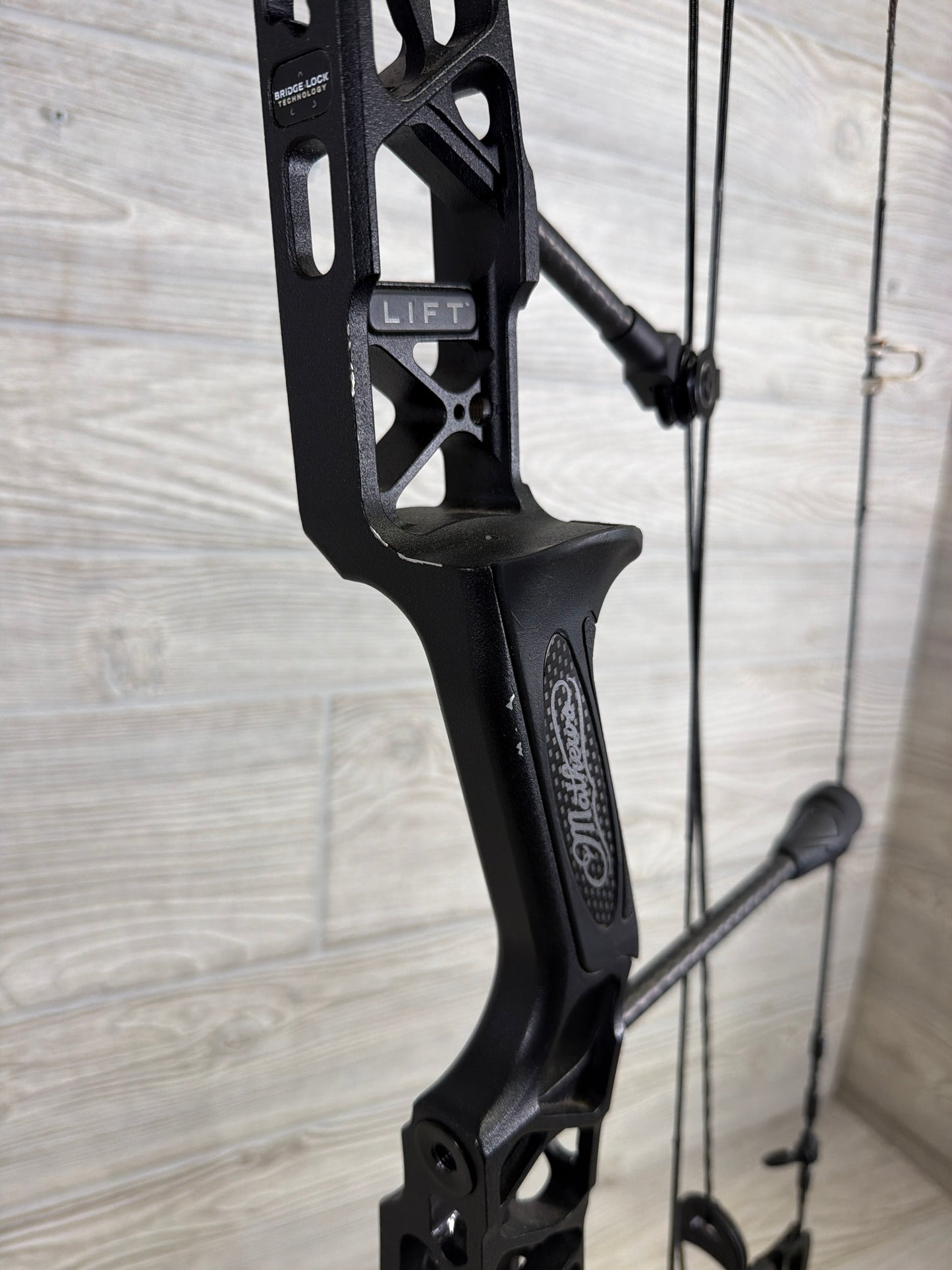 Used Mathews Lift 33 Black Right Hand 31" 70LB