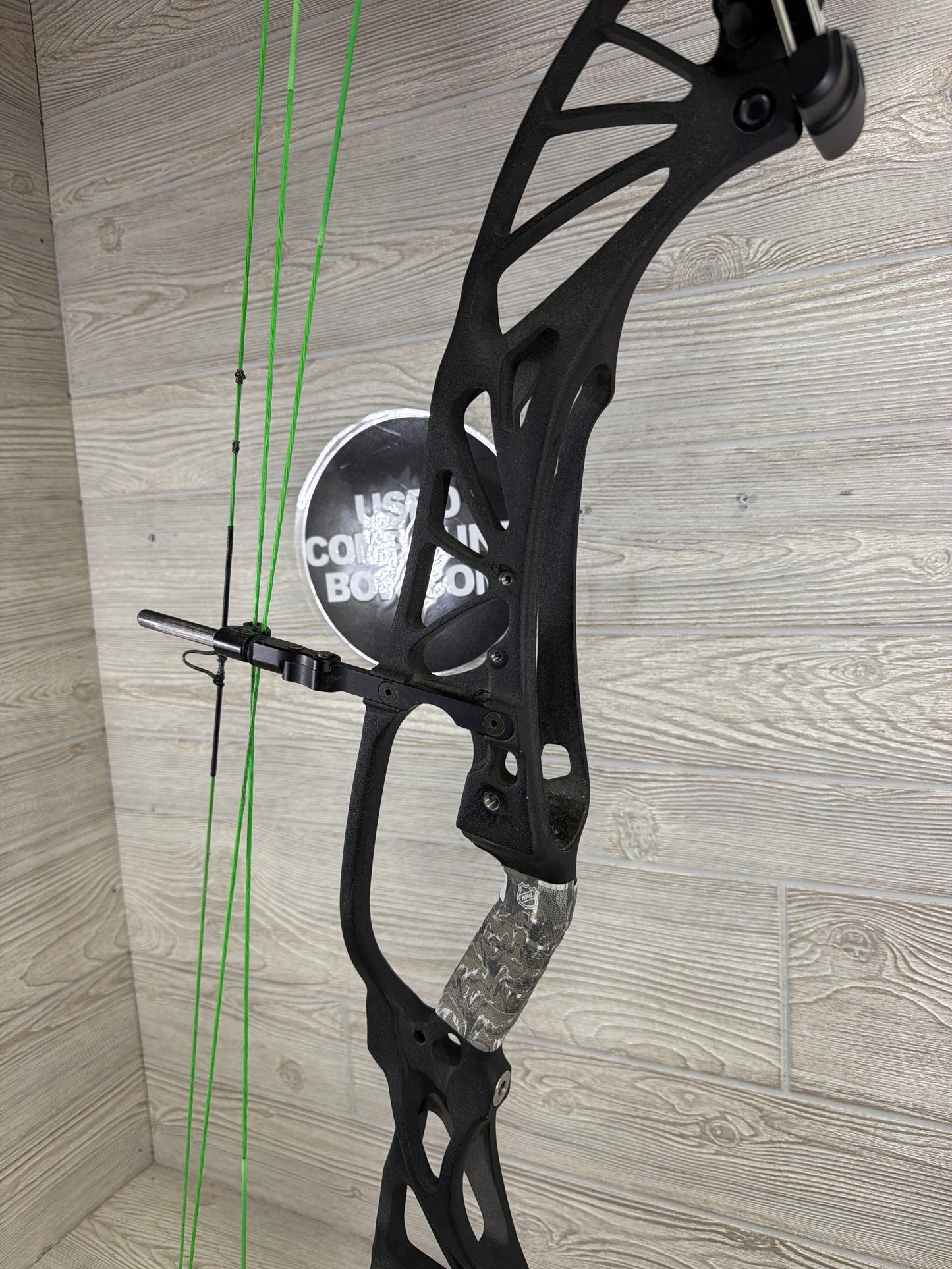 Used Right-Handed/Black and White Hoyt Prevail 40 SVX #4 30.5-31.5" 50-60#