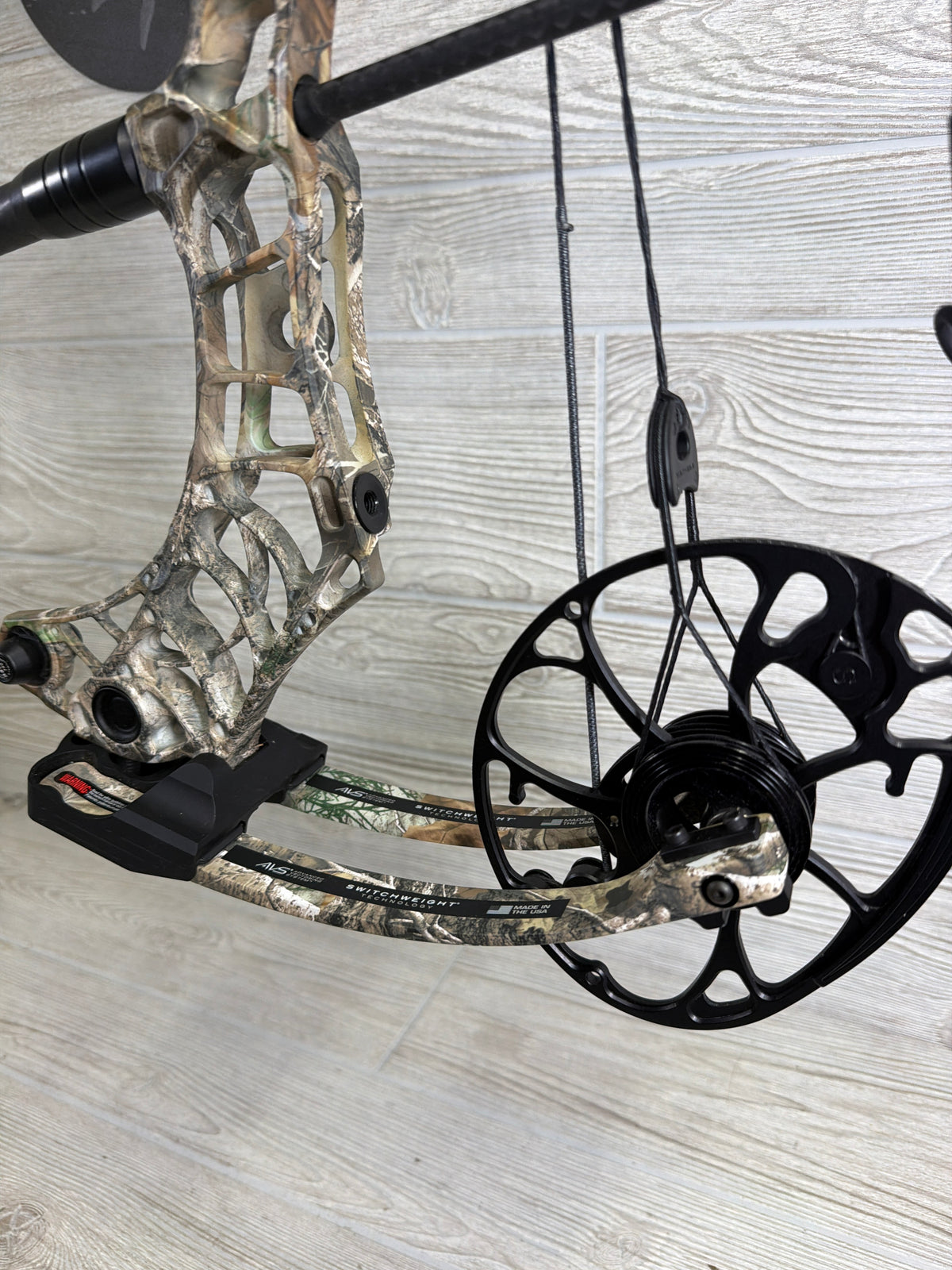 Used Mathews V3X 29 RealTree Edge Right Hand with Black Mathews Flatline 8" stablizer