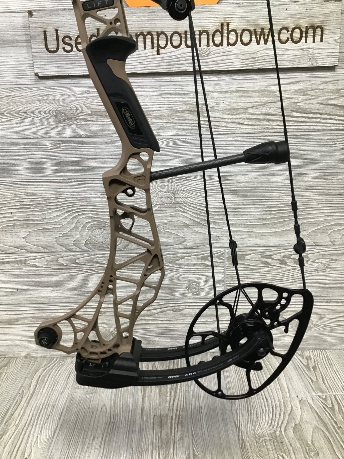 Used Mathews Lift X 29.5 Right Hand Earth Riser/Black Limbs Bow 27.5/60