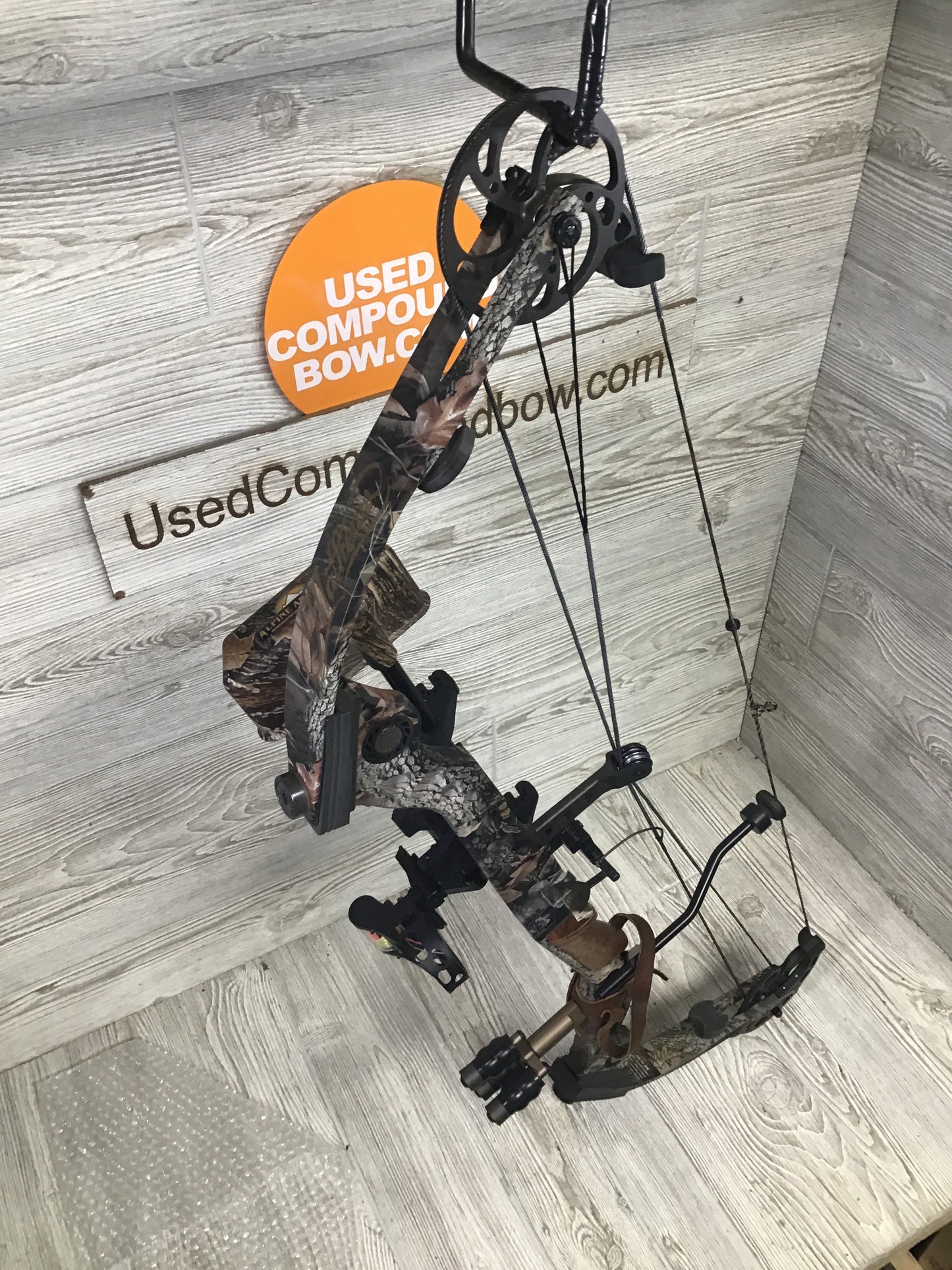 Used Mathews Ovation Right Handed 60# 28" package