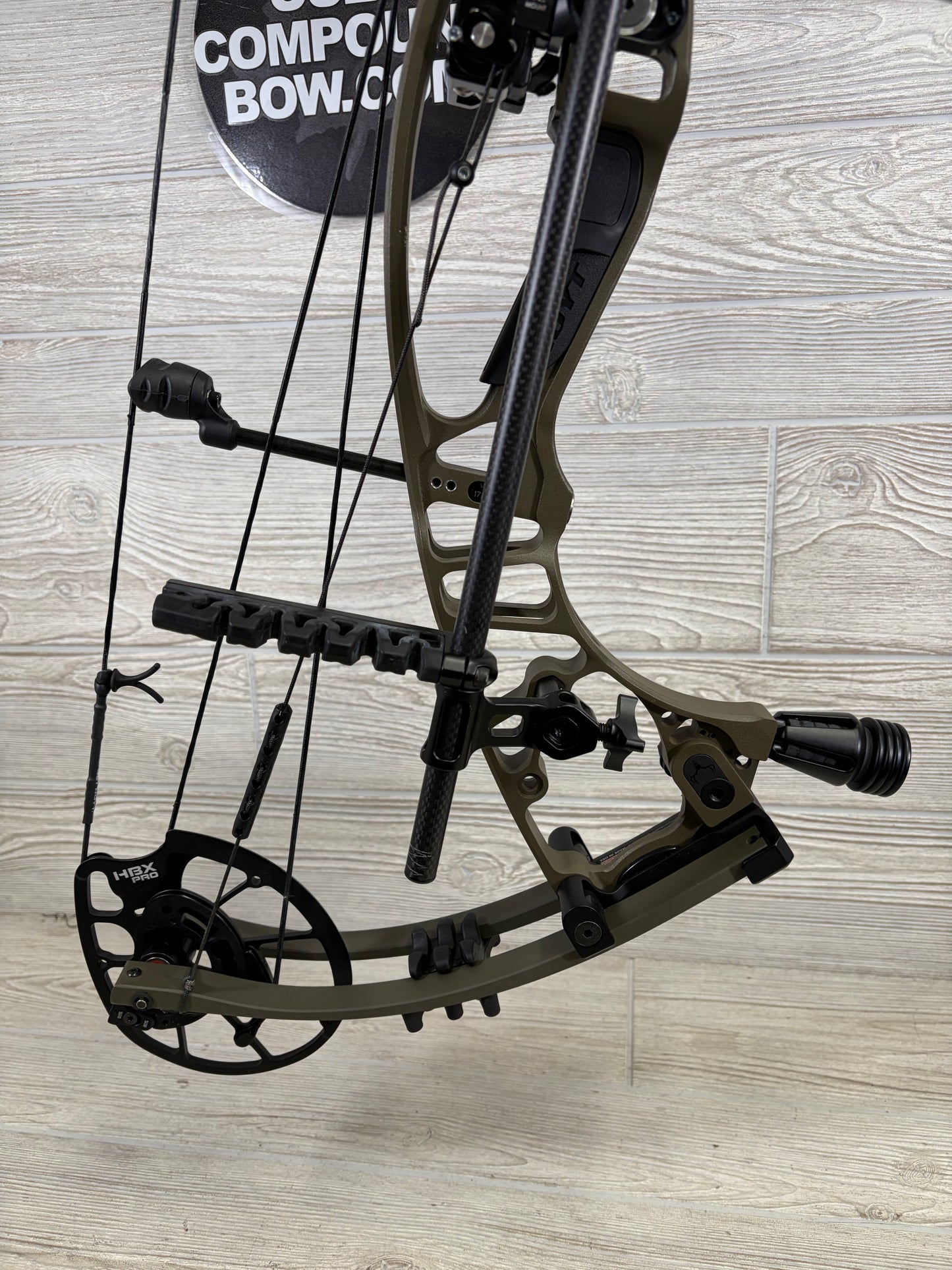 Hoyt VTM 34 Wilderness Right Hand 60-70lbs 26-29" Package