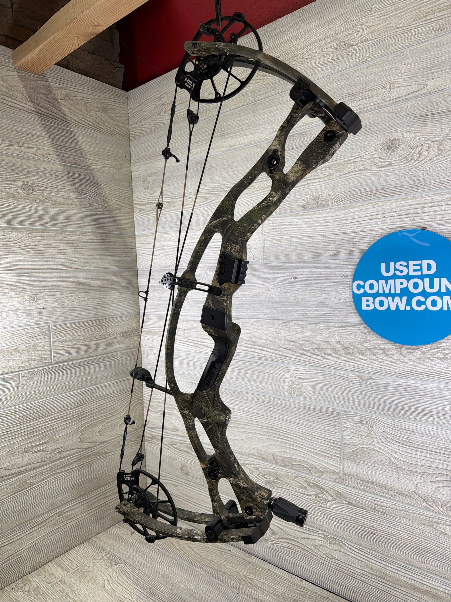 Used Hoyt RX-9 27.25" 70lb Realtree Apex Right hand Bow