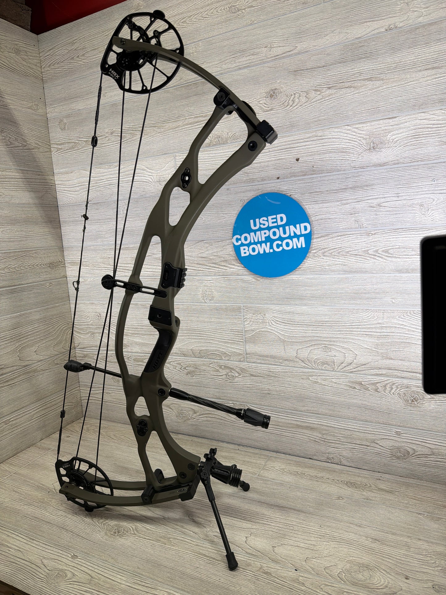 Used Hoyt Carbon RX-8 Ultra Right Hand 30" 70lb Wilderness Bow